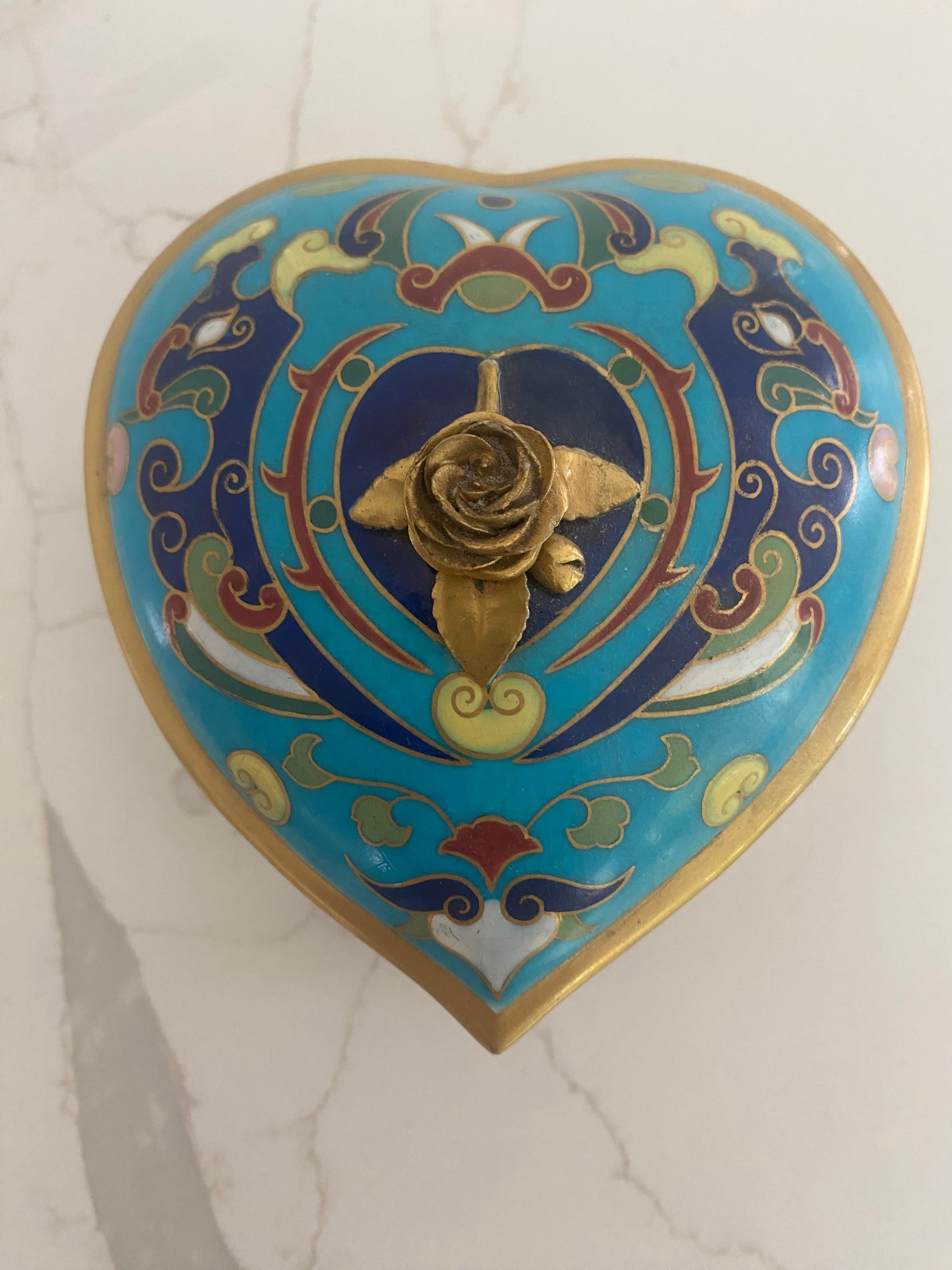Rare heart shaped inkwell designed by Christopher Dresser made by Mintons.  Impressed markings OO / MINTON / 15

Pink version on line...

Old Christies East labels 