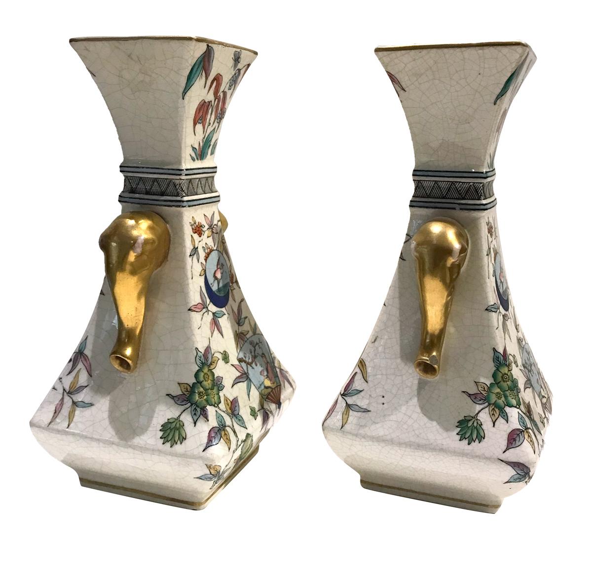 Paar Vasen aus Steingut im japanischen Stil, verziert mit vergoldeten Elefanten. Christopher Dresser zugeschriebenes Design (ein ähnliches Modell in C.W Dresser People's Designer 1834-1904, H. Lyons & C. Morley 1999, Katalog Nr. C-188) mit