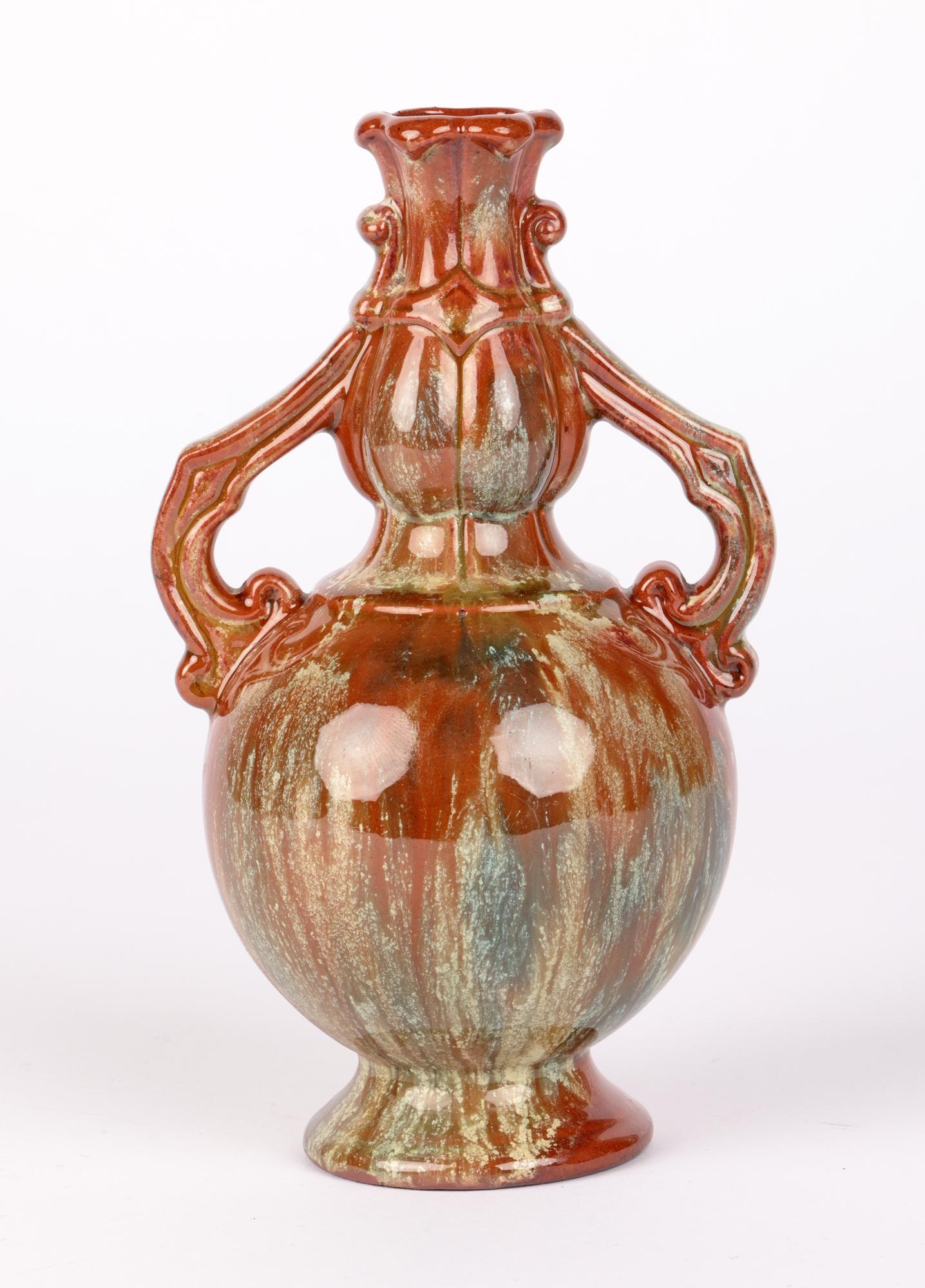 Poterie Christopher Dresser Watcombe Aesthetic Movement Vase à deux anses de goût persan en vente