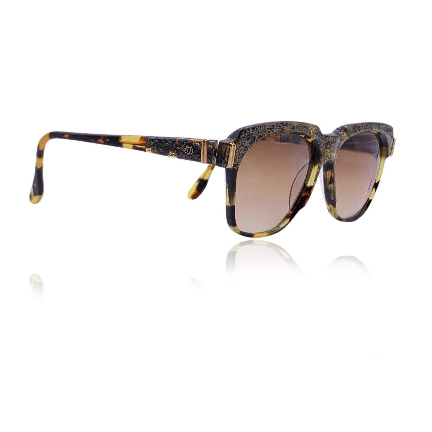 Christopher Dunhill by Fova Vintage sunglasses Mod. 2398, from the 90s. Black and golden acetate frame. rope on the top part of the frame. Original gradient lenses in brown color. 100% Total UVA/UVB protection. Made in FItaly Details MATERIAL: