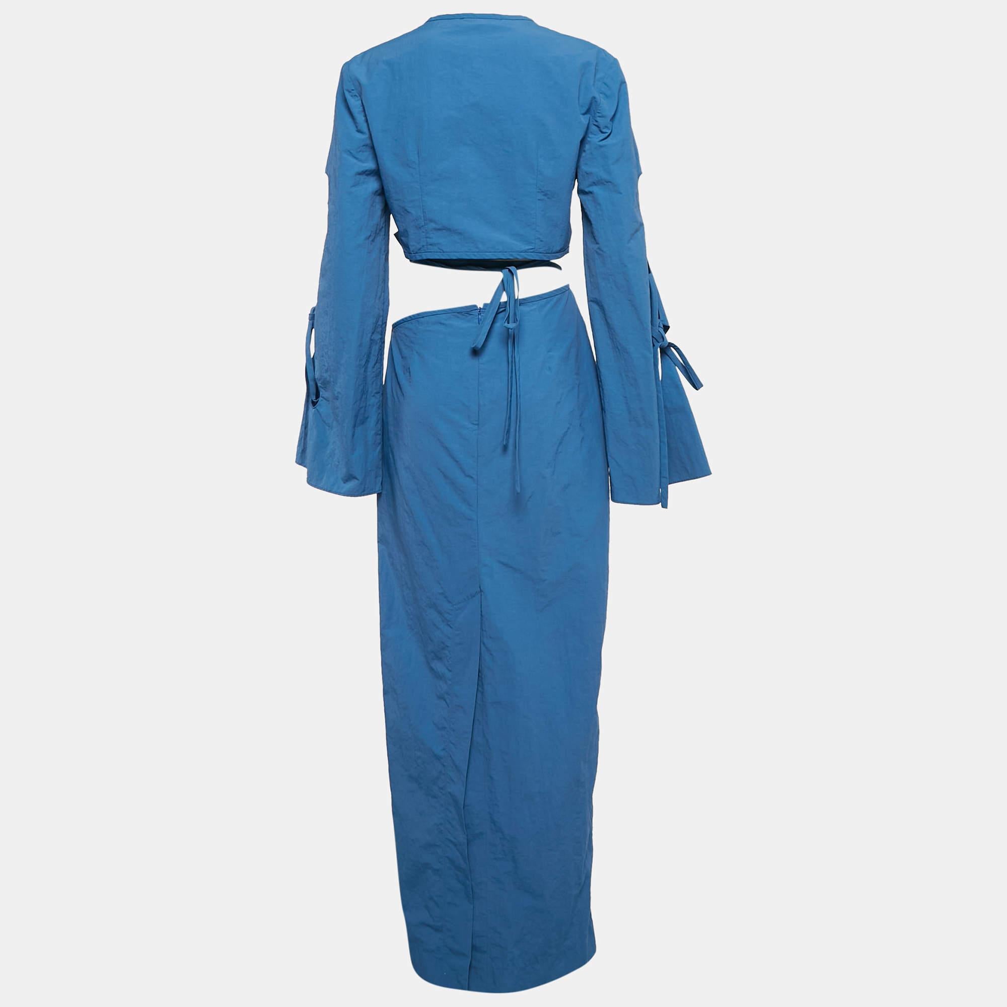 Questo set è chic e adatto a creare un look femminile. Adornato con dettagli a cravatta  questo set di top e gonna blu è realizzato in misto nylon. Si tratta di un top con maniche lunghe e scollatura ben disegnata.