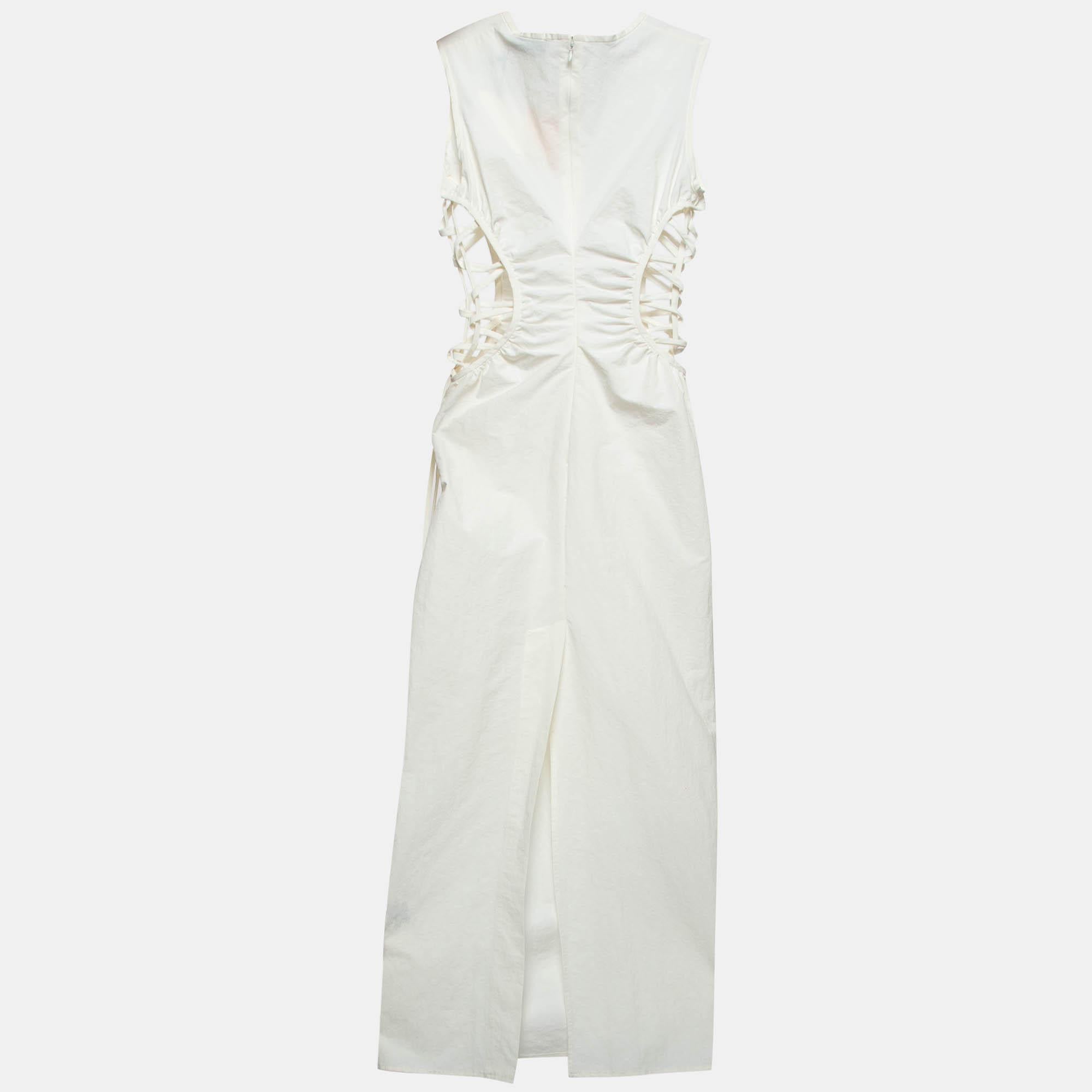 Sfoggia un look elegante indossando questo bellissimo abito firmato. Realizzato su misura con un tessuto pregiato, questo abito ha una silhouette chic per una vestibilità da incorniciare. Abbina la creazione con accessori chic e décolleté.