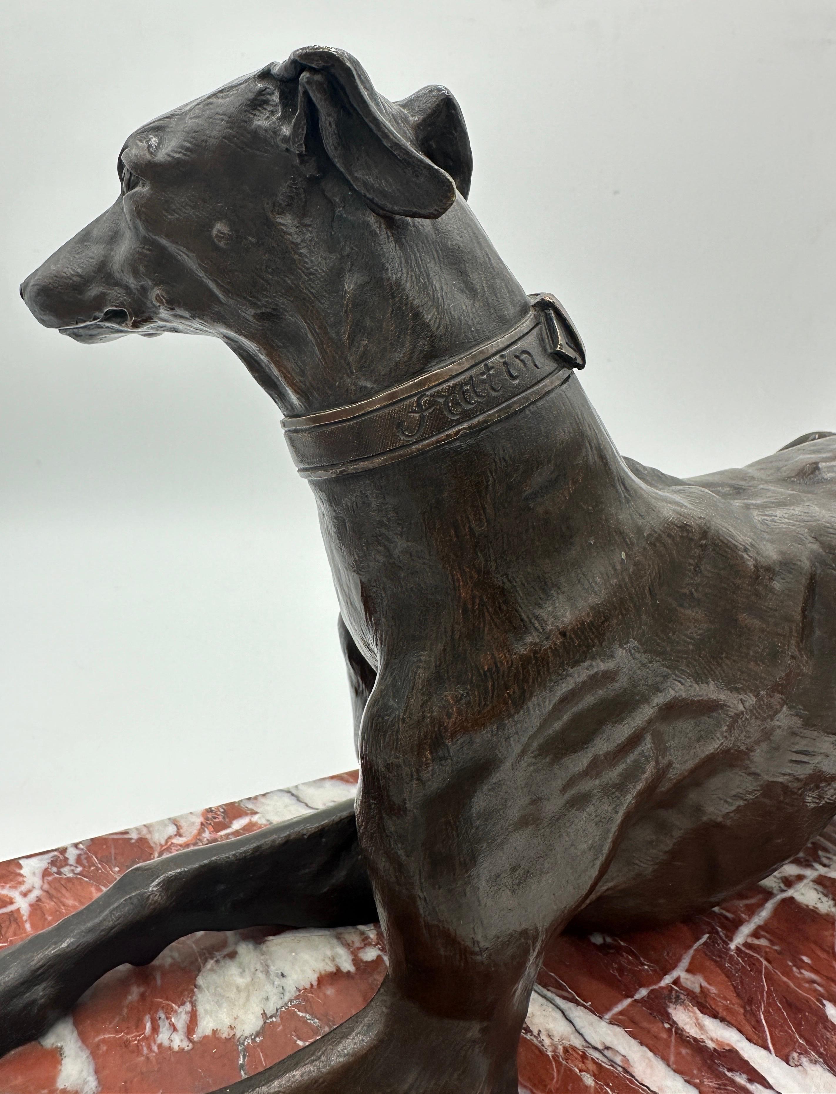 Grand bronze animalier français de la fin du XIXe siècle représentant un chien lévrier couché  - Sculpture de Christopher Fratin