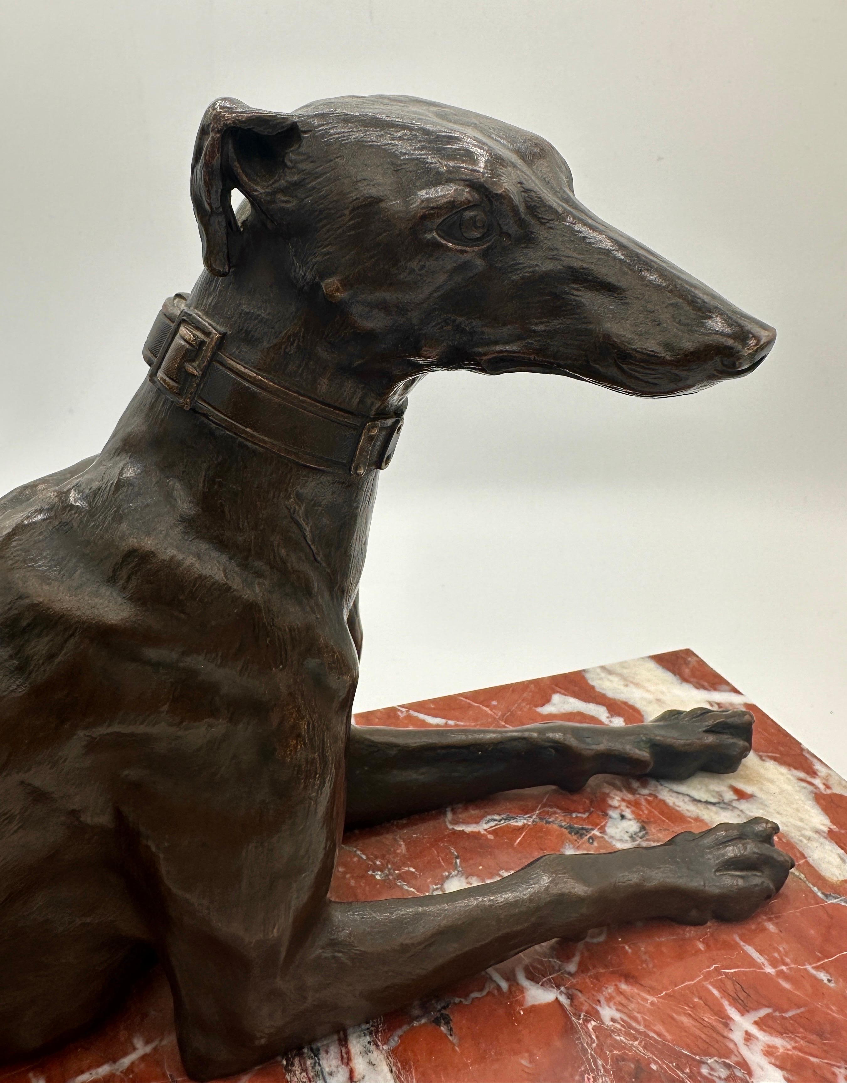 Grand bronze animalier français de la fin du XIXe siècle représentant un chien lévrier couché  - Naturalisme Sculpture par Christopher Fratin