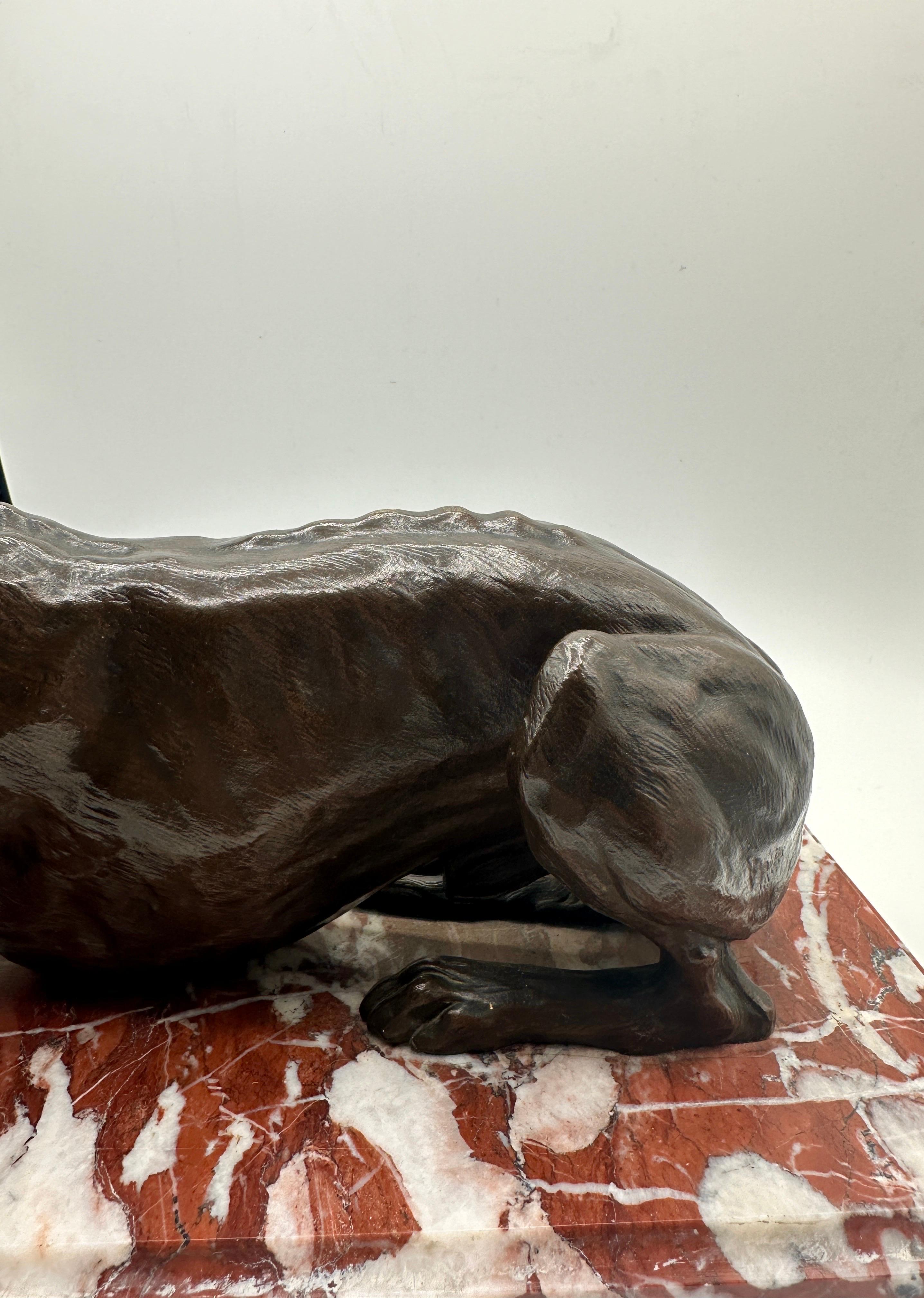 Grand bronze animalier français de la fin du XIXe siècle représentant un chien lévrier couché  en vente 1