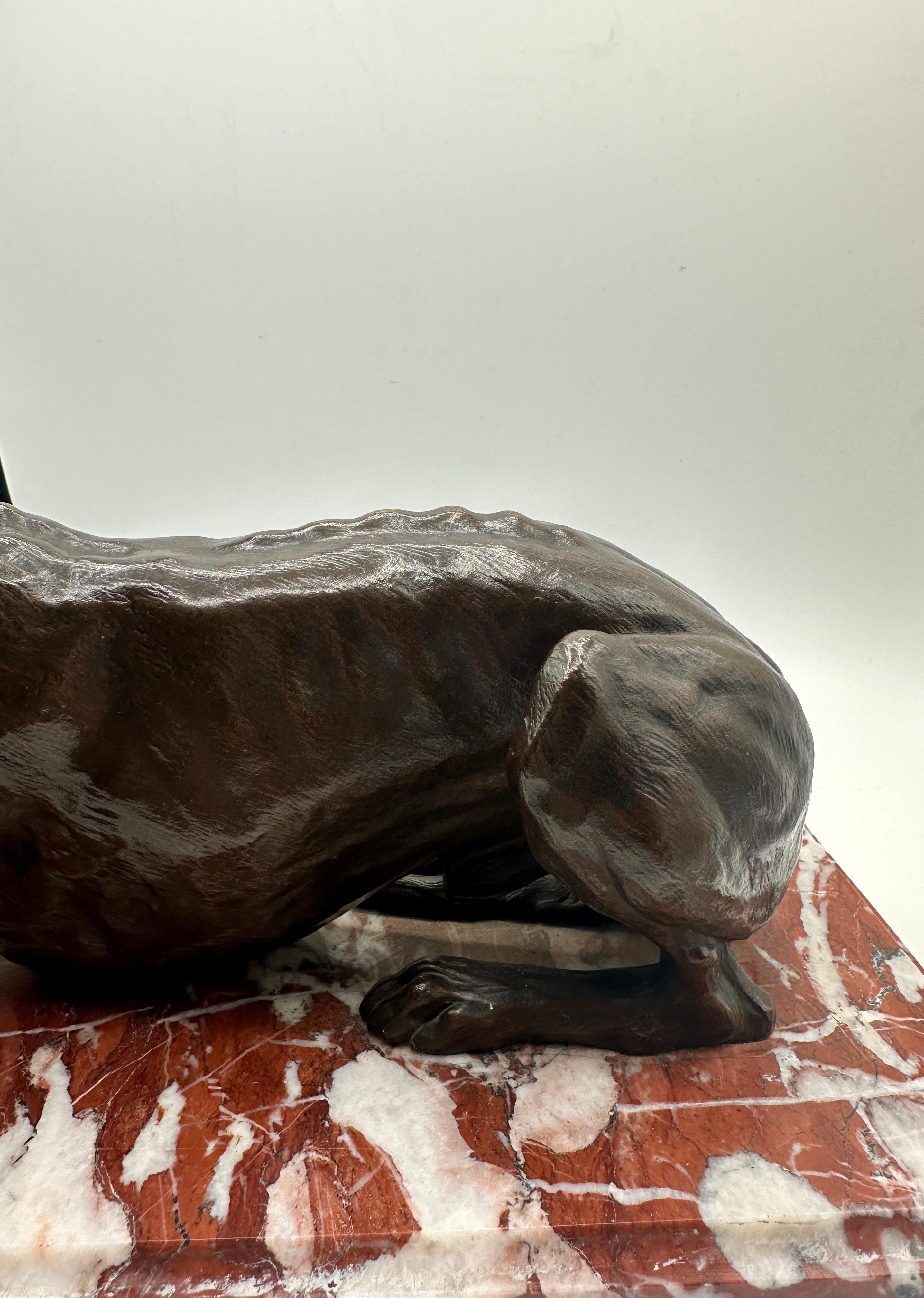 Grand bronze animalier français de la fin du XIXe siècle représentant un chien lévrier couché - Or Figurative Sculpture par Christopher Fratin