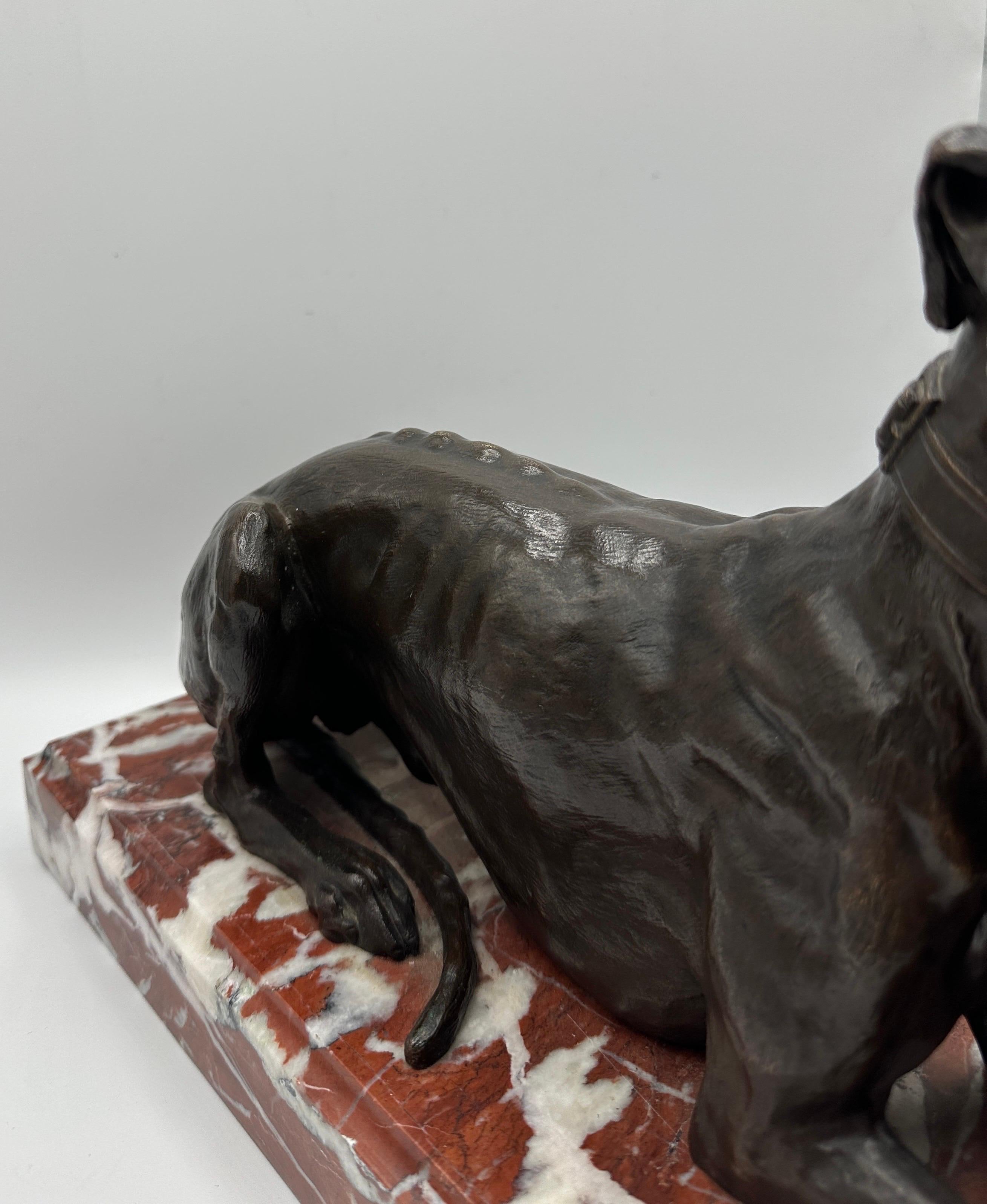 Grand bronze animalier français de la fin du XIXe siècle représentant un chien lévrier couché  en vente 3