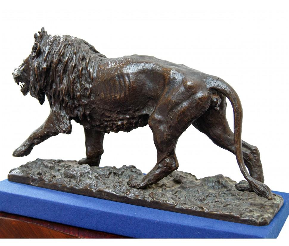 Por Christophe Fratin, león al acecho - Figurative Sculpture Gold de Christopher Fratin