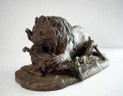 Lion haletant tenant un gnou - Sculpture en bronze de Christophe Fratin