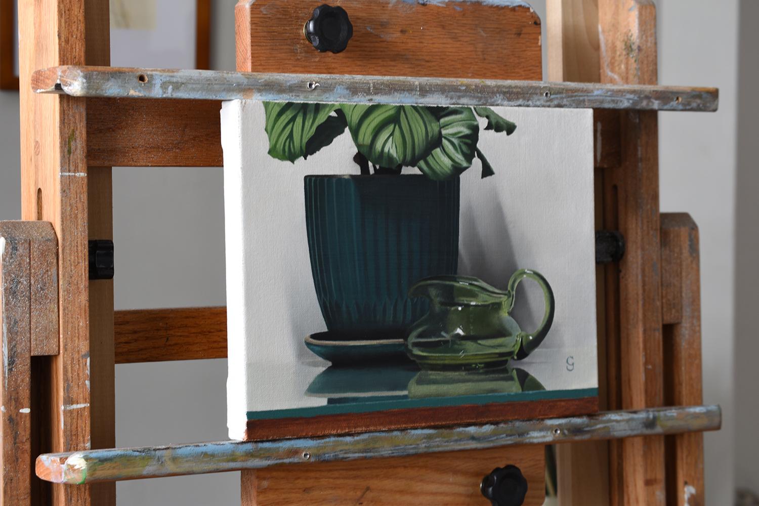 Calathea avec un pichet vert, peinture à l'huile - Réalisme Art par Christopher Garvey