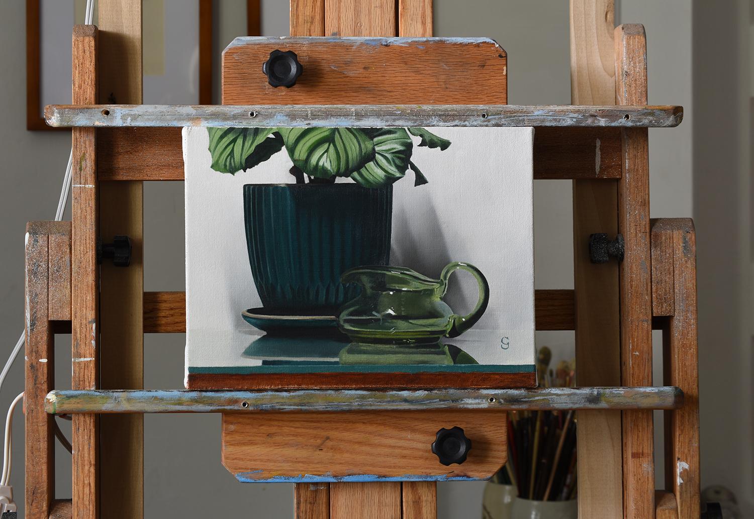 <p>Commentaires de l'artiste<br />L'artiste Christopher Garvey présente une nature morte réaliste composée d'une plante calathéa en pot et d'un pichet en verre vert. 