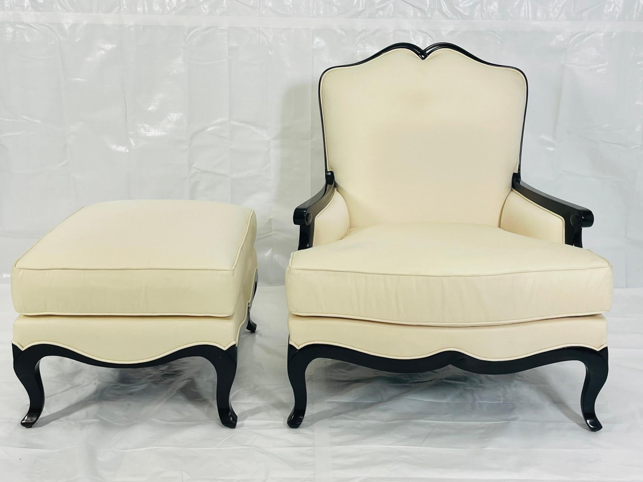 Christopher Guy French Regency Style Lounge Chair & Ottoman in Creme gepolstert im Angebot 3