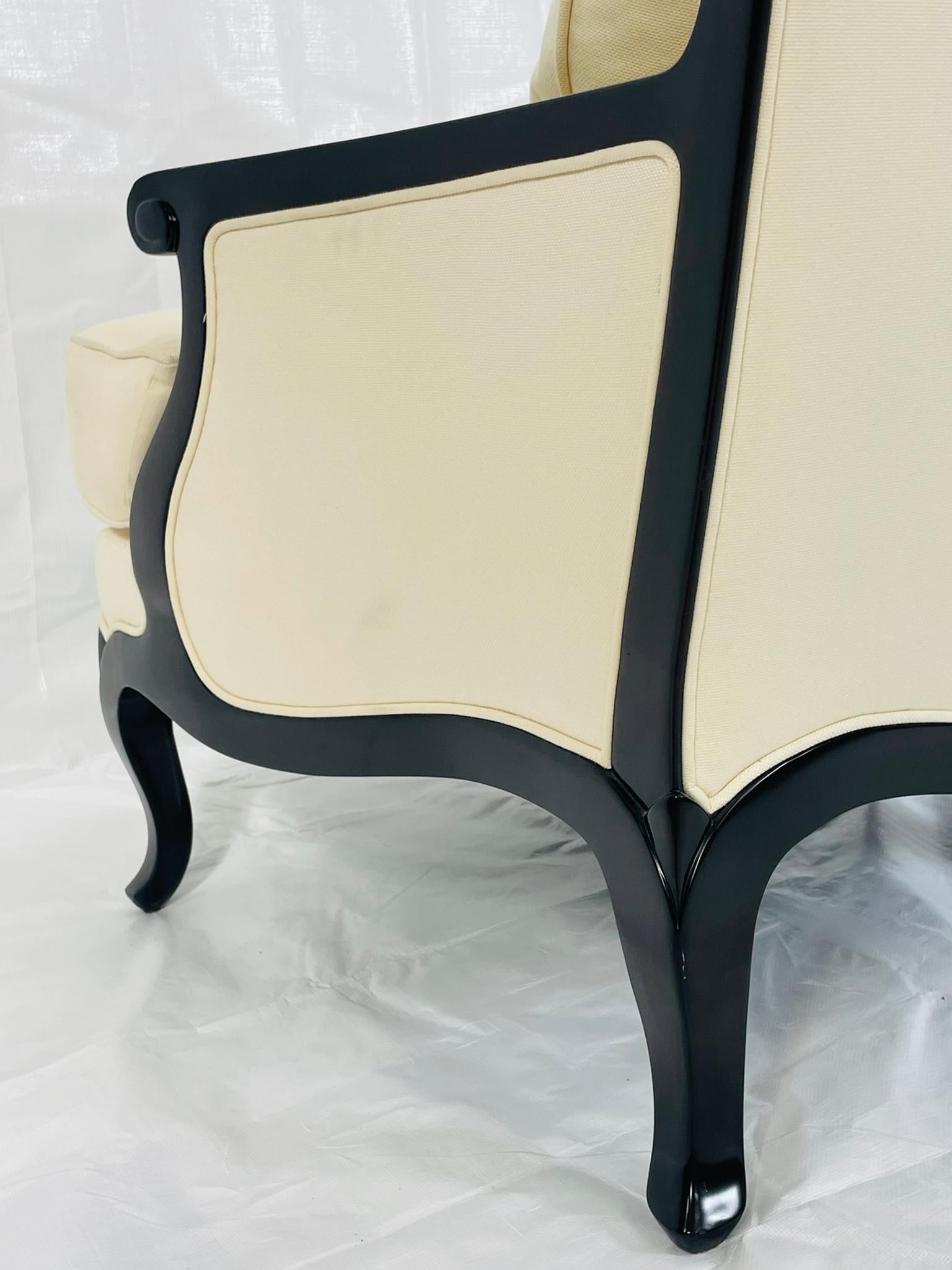 Christopher Guy French Regency Style Lounge Chair & Ottoman in Creme gepolstert im Angebot 5