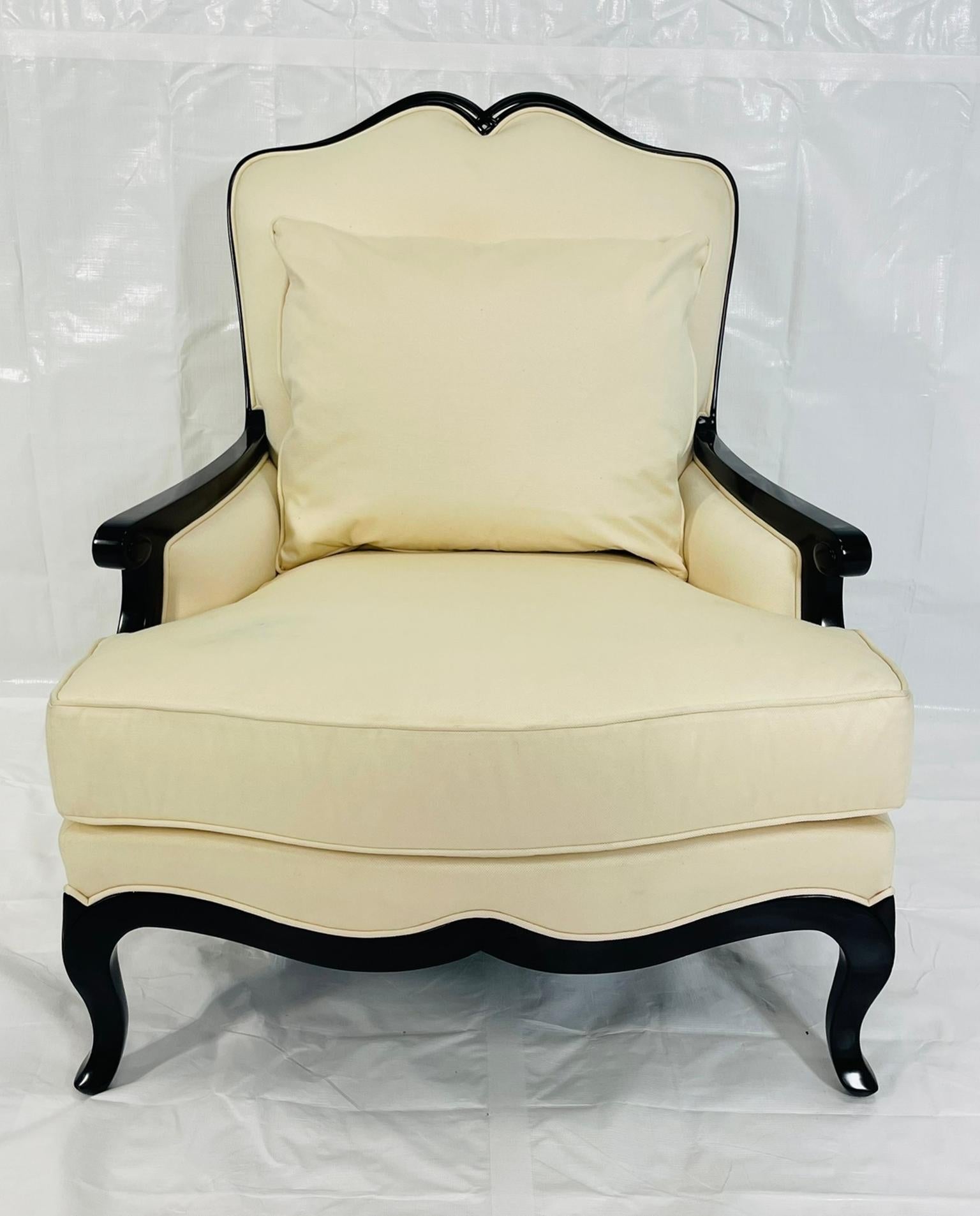 Christopher Guy French Regency Style Lounge Chair & Ottoman in Creme gepolstert im Angebot 7