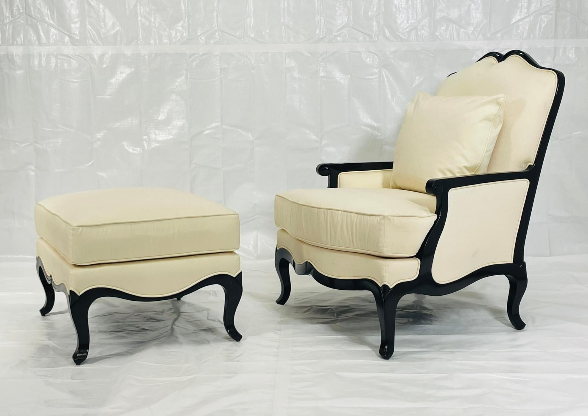 Dieses Set aus Sessel und Ottomane von Christopher Guy verleiht Ihrem Interieur einen Hauch von Eleganz. Es wurde meisterhaft mit der charakteristischen Eleganz der Marke entworfen. Mit seiner von Louis XV / French Regency inspirierten Silhouette