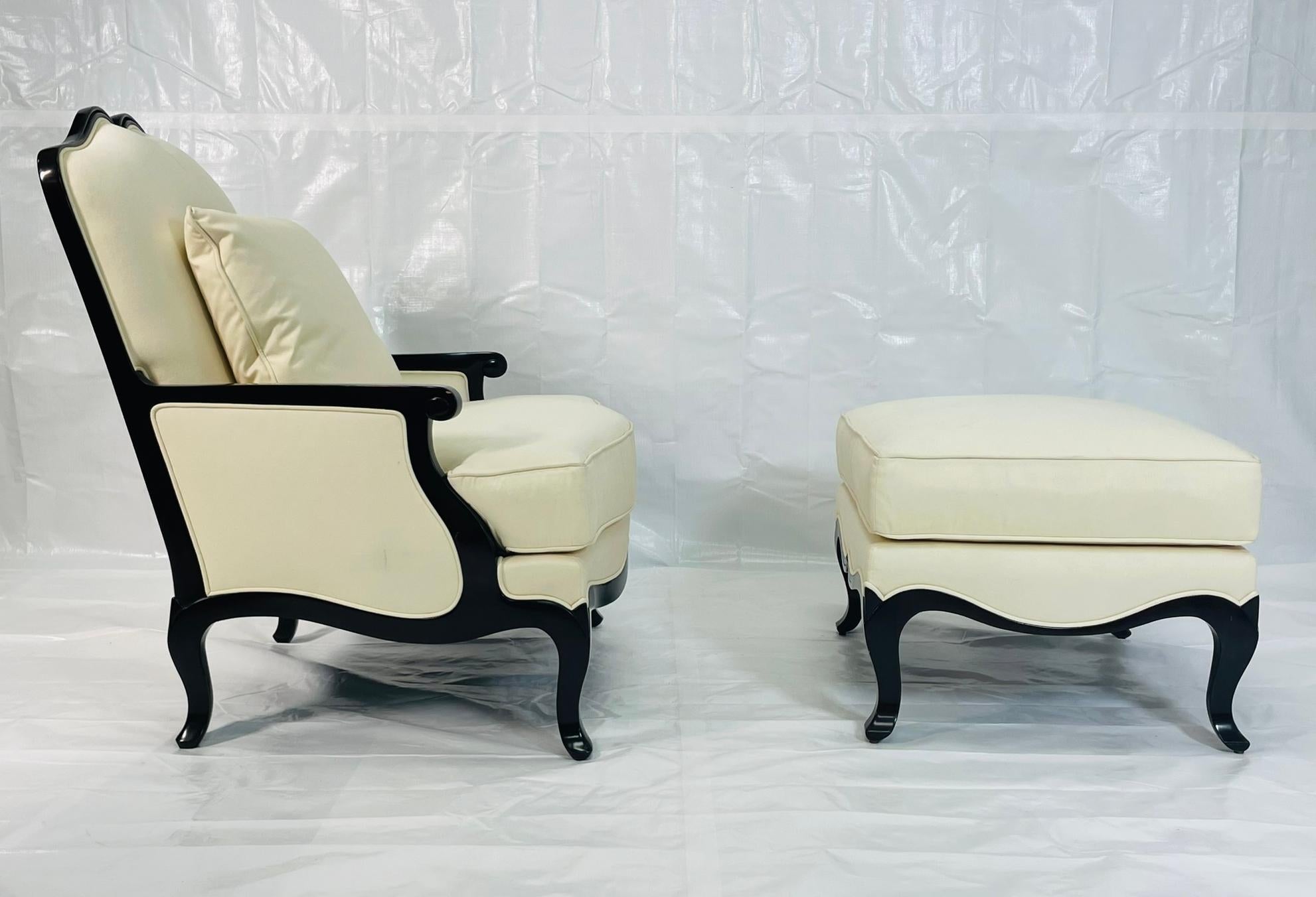 Christopher Guy French Regency Style Lounge Chair & Ottoman in Creme gepolstert (Javanisch) im Angebot