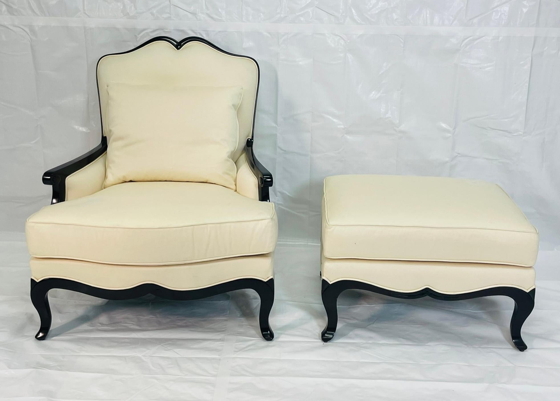 Christopher Guy French Regency Style Lounge Chair & Ottoman in Creme gepolstert (Handgefertigt) im Angebot