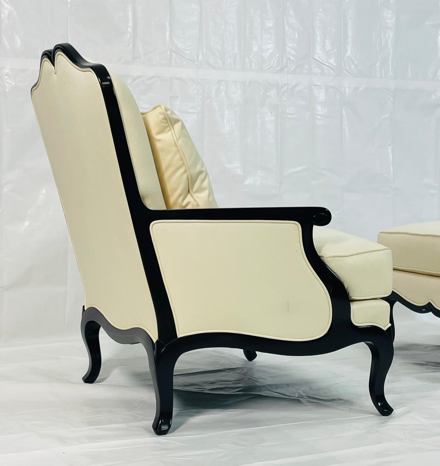 Christopher Guy French Regency Style Lounge Chair & Ottoman in Creme gepolstert im Zustand „Gut“ im Angebot in Los Angeles, CA