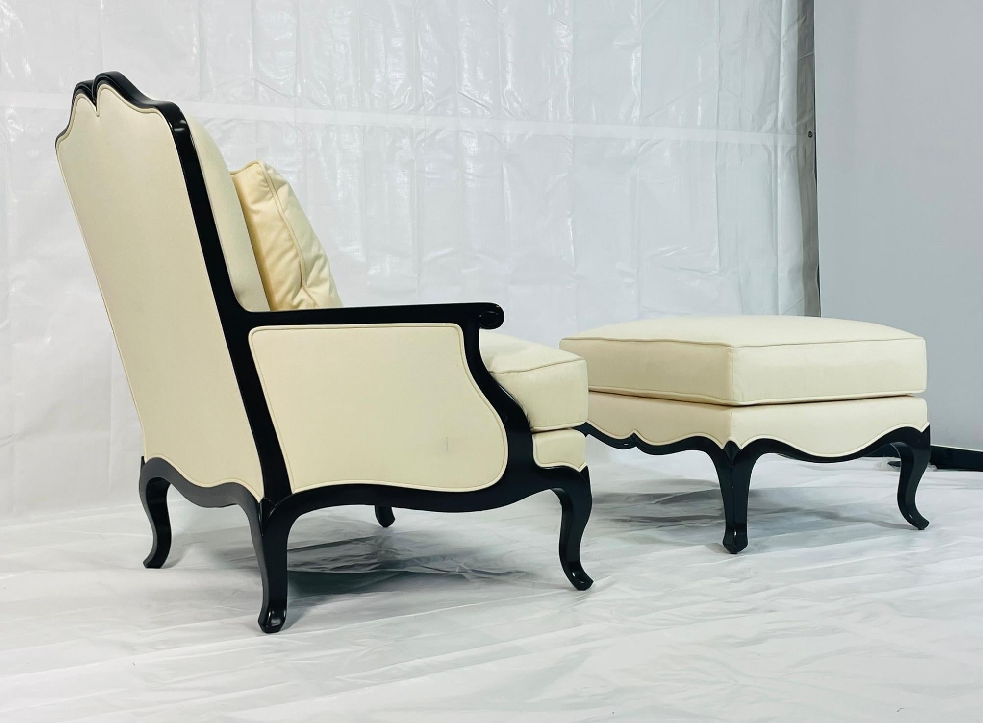 Christopher Guy French Regency Style Lounge Chair & Ottoman in Creme gepolstert (21. Jahrhundert und zeitgenössisch) im Angebot