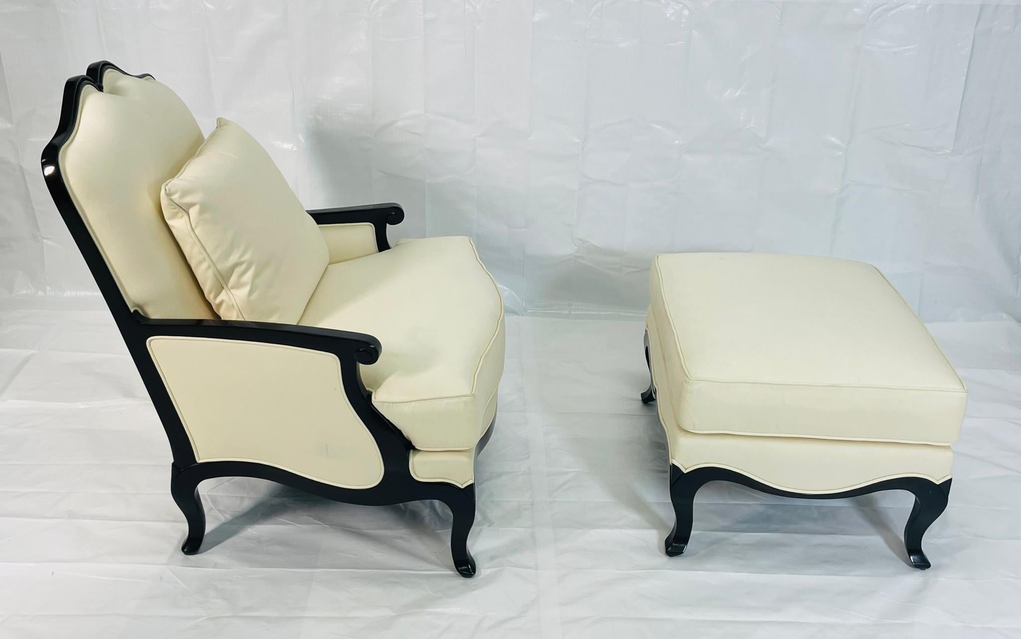 Christopher Guy French Regency Style Lounge Chair & Ottoman in Creme gepolstert (Stoff) im Angebot