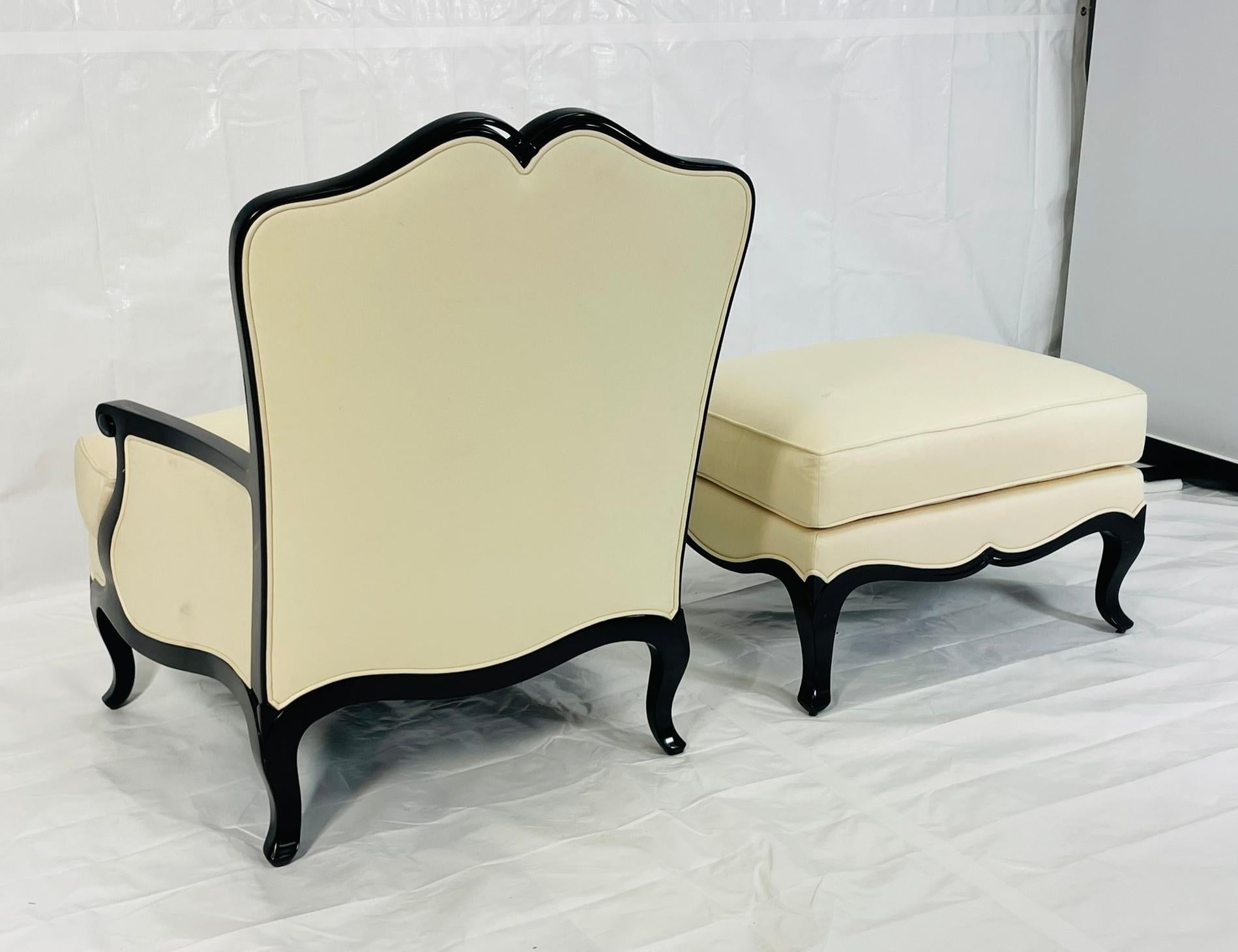 Christopher Guy French Regency Style Lounge Chair & Ottoman in Creme gepolstert im Angebot 1