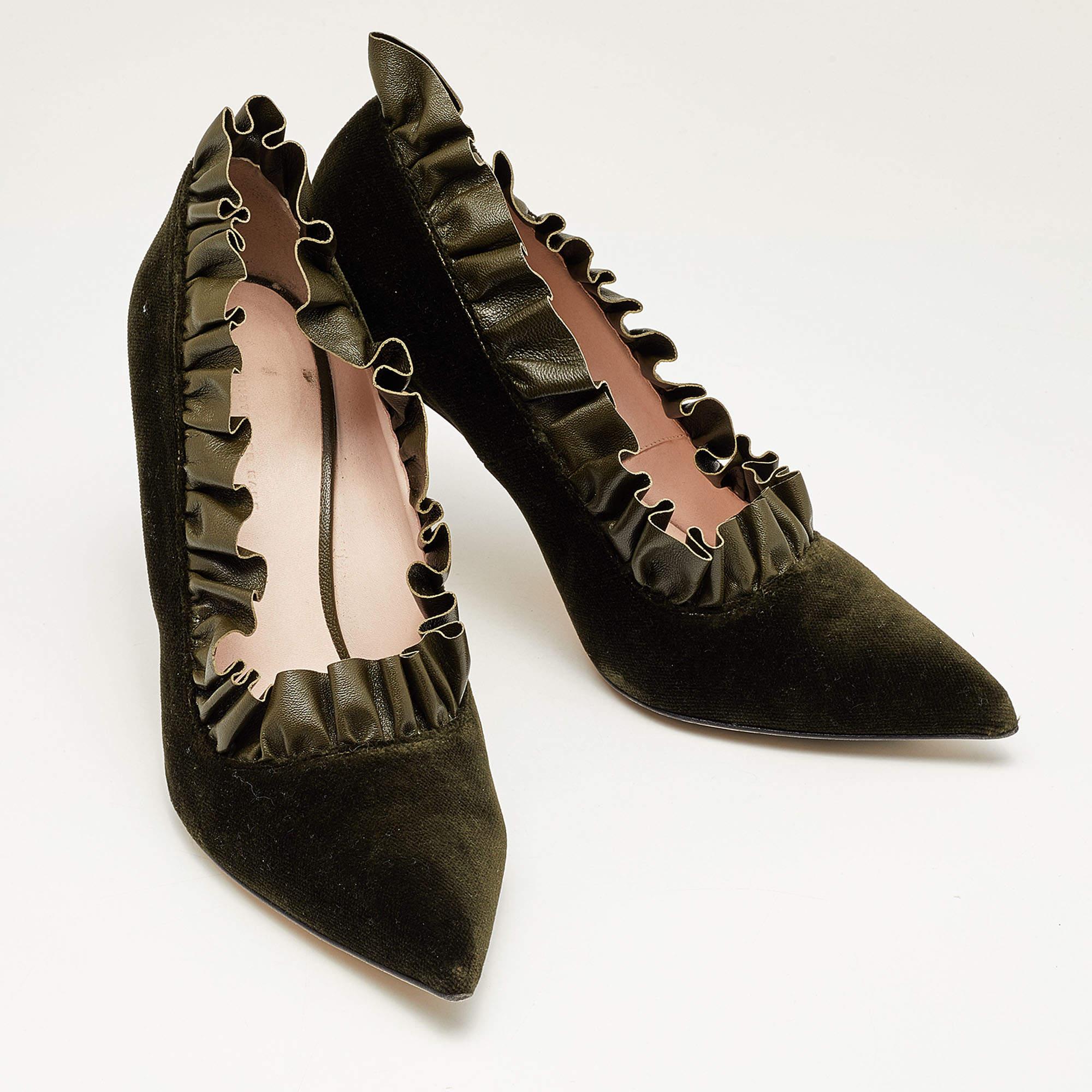 Christopher Kane Army Green Velvet and Ruffled Leather Pumps Size 40 In Good Condition For Sale In Dubai, Al Qouz 2