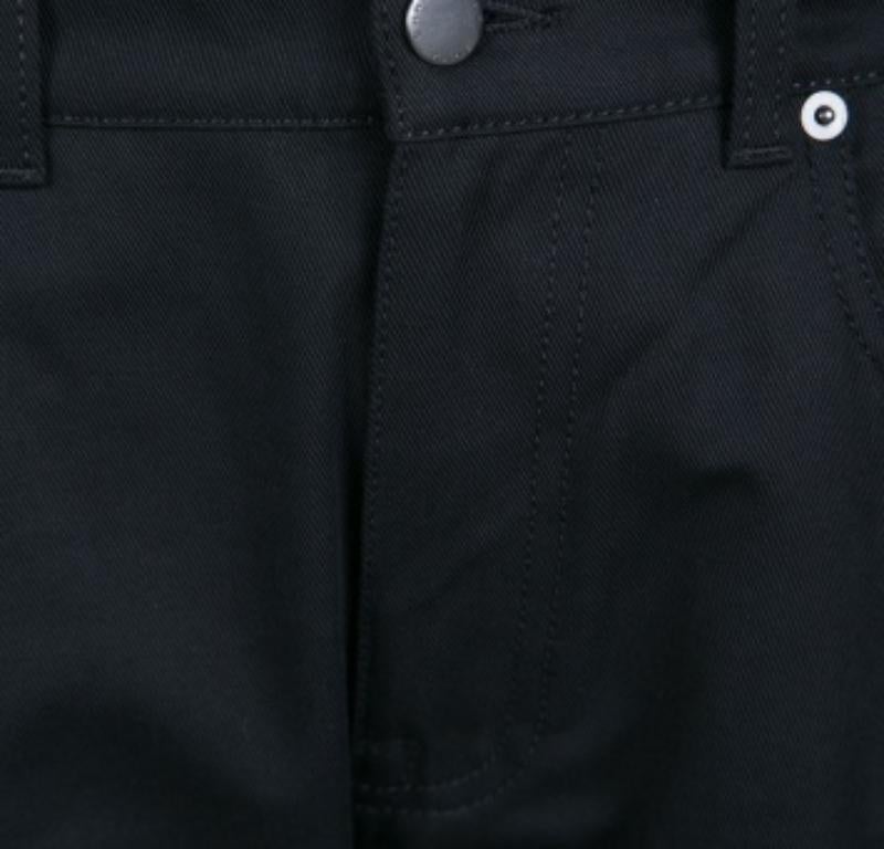 Sii alla moda con questi jeans cropped di Christopher Kane. Questa creazione è stata realizzata in cotone e presenta una chiusura frontale, passanti per la cintura e ricami sull'orlo. Sarai fantastica se la abbinerai a delle zeppe e a un semplice