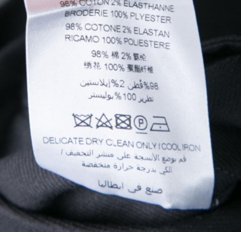 Christopher Kane Jeans cropped con dettaglio orlo ricamato nero S in vendita 2