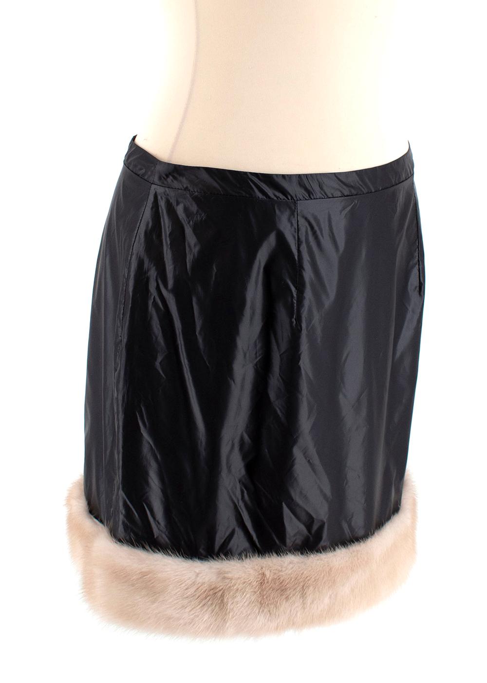 Christopher Kane Black & Beige Fur-trim Mini Skirt

Christopher Kane mixes natural and technical fabrics to directional effect in this black wet-look, fur-trimmed mini skirt. 

- Black, wet-look lightweight fabric
- Contrasting beige Mink