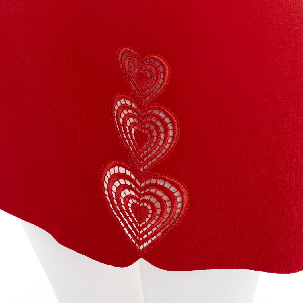 CHRISTOPHER KANE falda roja de talle alto y corte lateral bordado en forma de corazón UK8 S
Referencia: ECLO/A00209
Marca: Christopher Kane
Material: Acetato, Mezcla
Color: Rojo
Patrón: Sólido
Cierre: cremallera
Forro: Tejido rojo
Detalles extra: