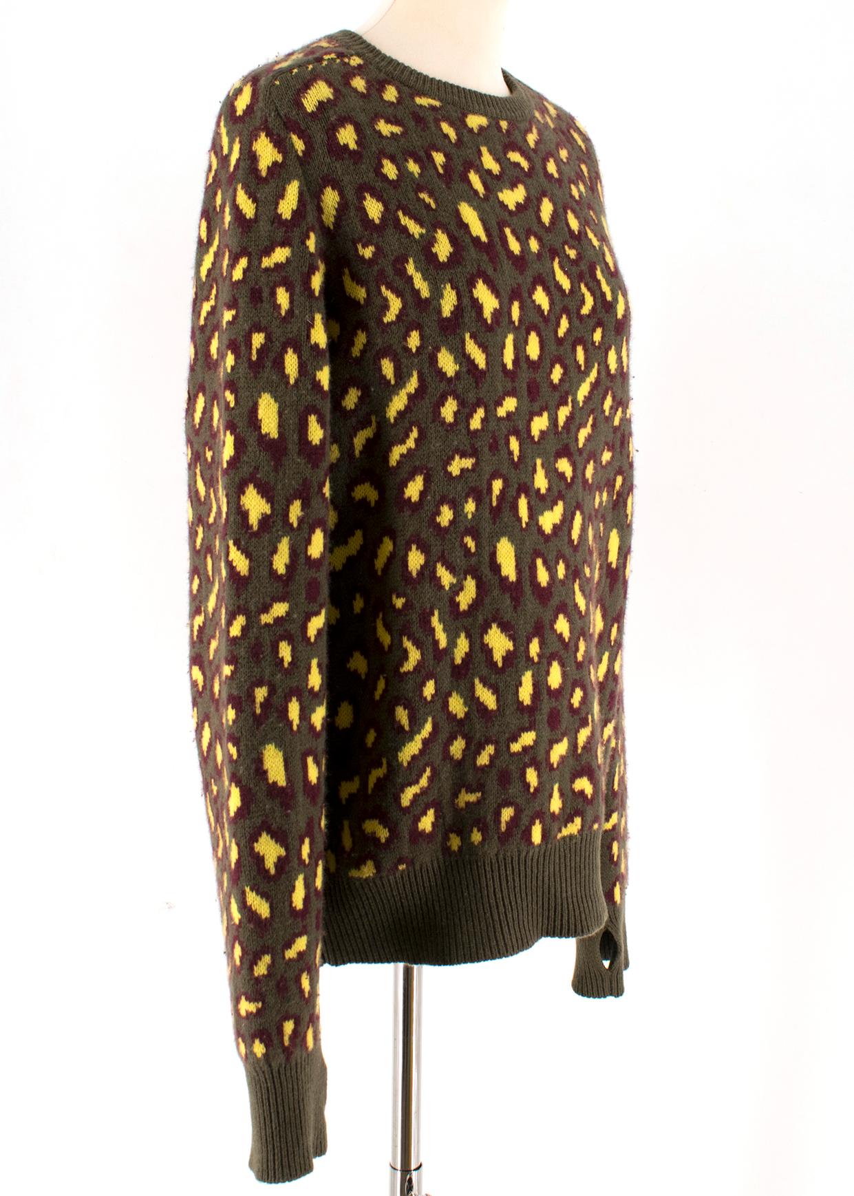 Christopher Kane Khaki & Yellow Leopard Print Cashmere Sweater

- cashmere sweater
- khaki and yellow leopard print 
- round neckline
- rib trim

Please note, these items are pre-owned and may show some signs of storage, even when unworn and unused.