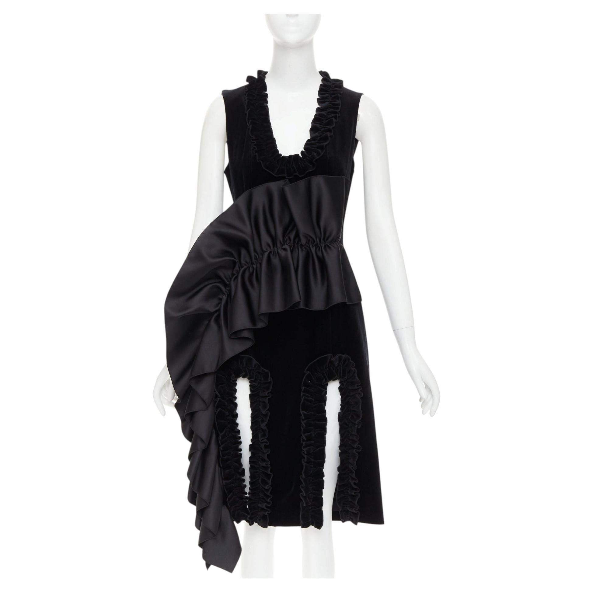 Vestido midi con volantes y paneles de terciopelo satinado negro de CHRISTOPHER KANE, talla UK 10, IT 42 en venta