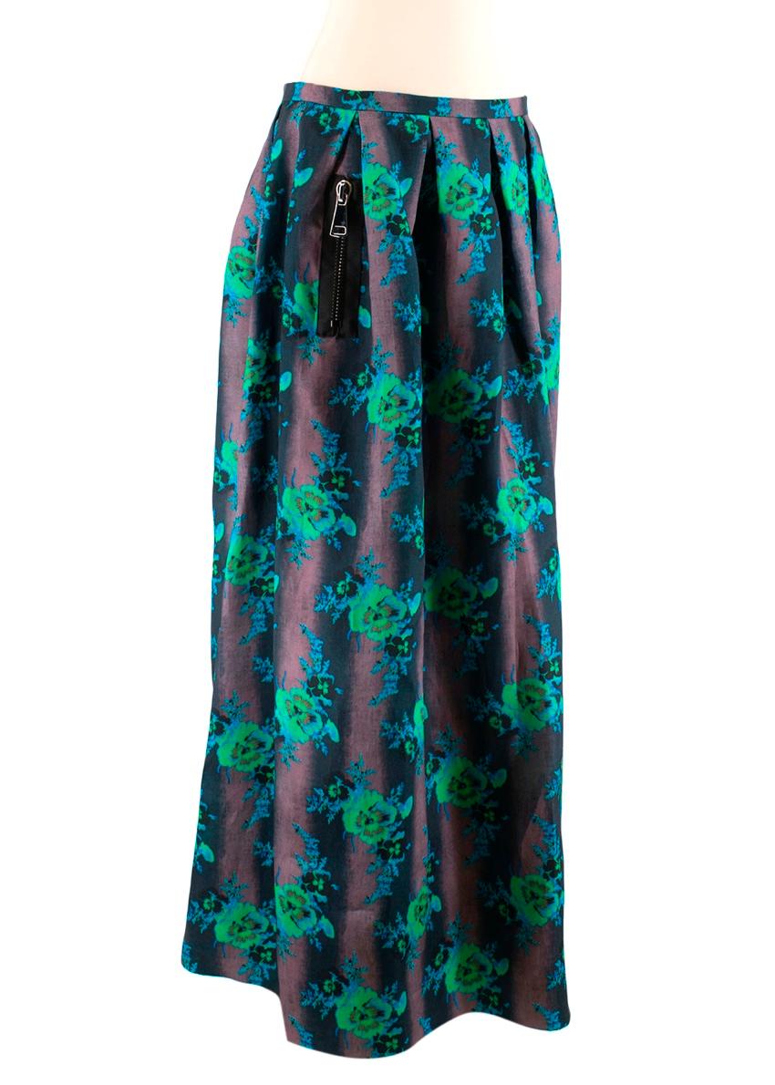 Christopher Kane Silk Floral Maxi Skirt 

- Rear zip fasten
- Metallic zip details to front
- Pleated accents to waist band

100% Silk 

Made in Italy

Dry clean only

Please note, these items are pre-owned and may show signs of being stored even