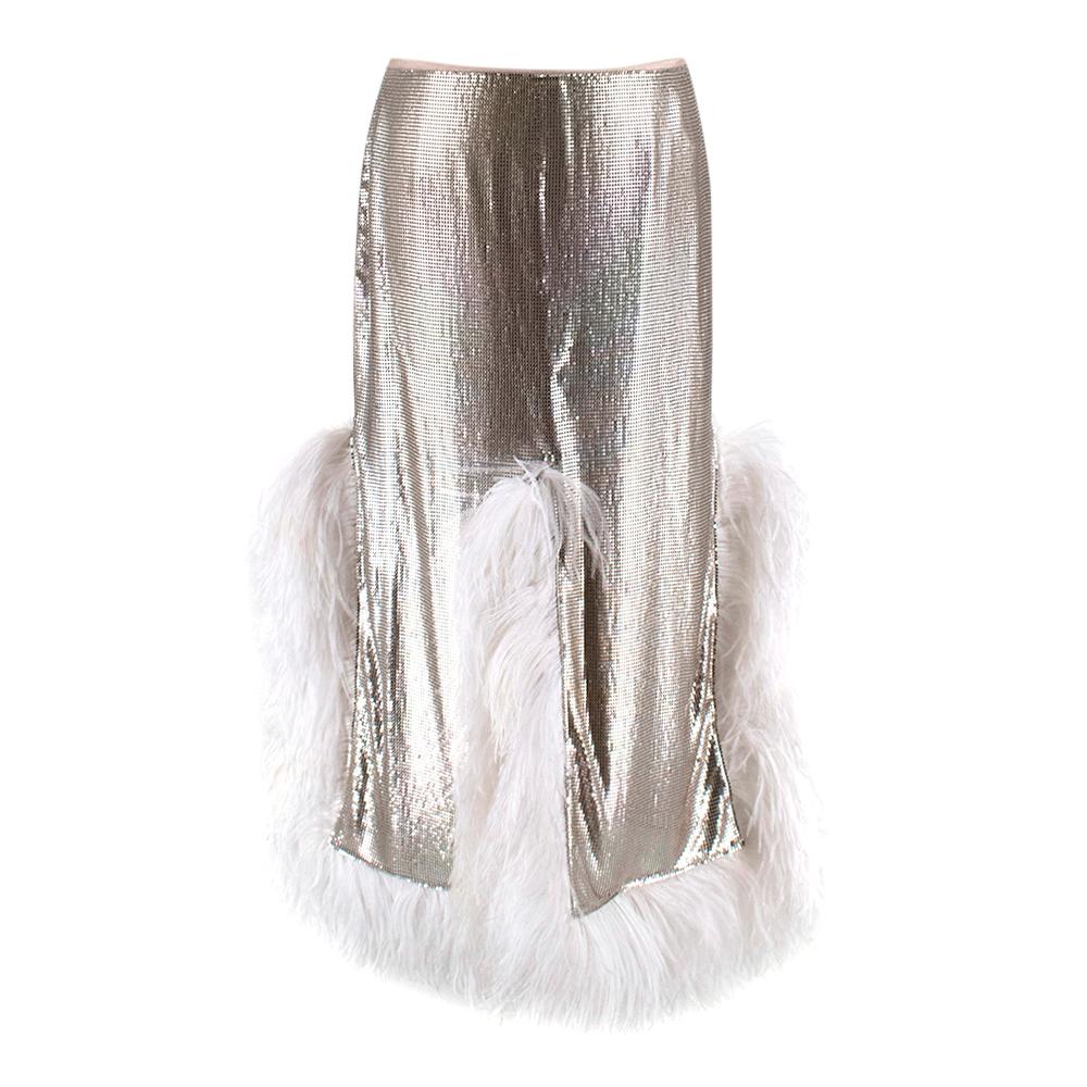 Christopher Kane Maglia a catena in argento con finiture in piume di struzzo bianche

L'uso caratteristico di Christopher Kane della cotta di maglia viene aggiornato per la SS20 con l'aggiunta di finiture in piume di struzzo.

- Rifiniture di piume