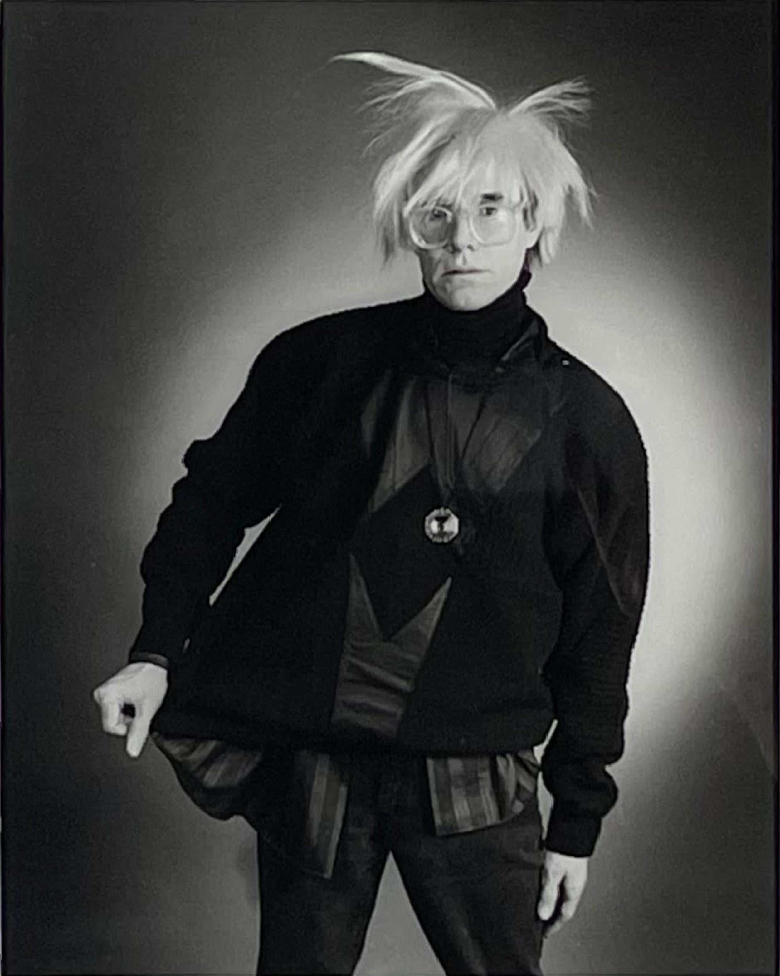 Christopher Makos and Andy Warhol Black and White Photograph – Porträt von Andy Warhol, handsigniert von BOTH Andy Warhol und Christopher Makos