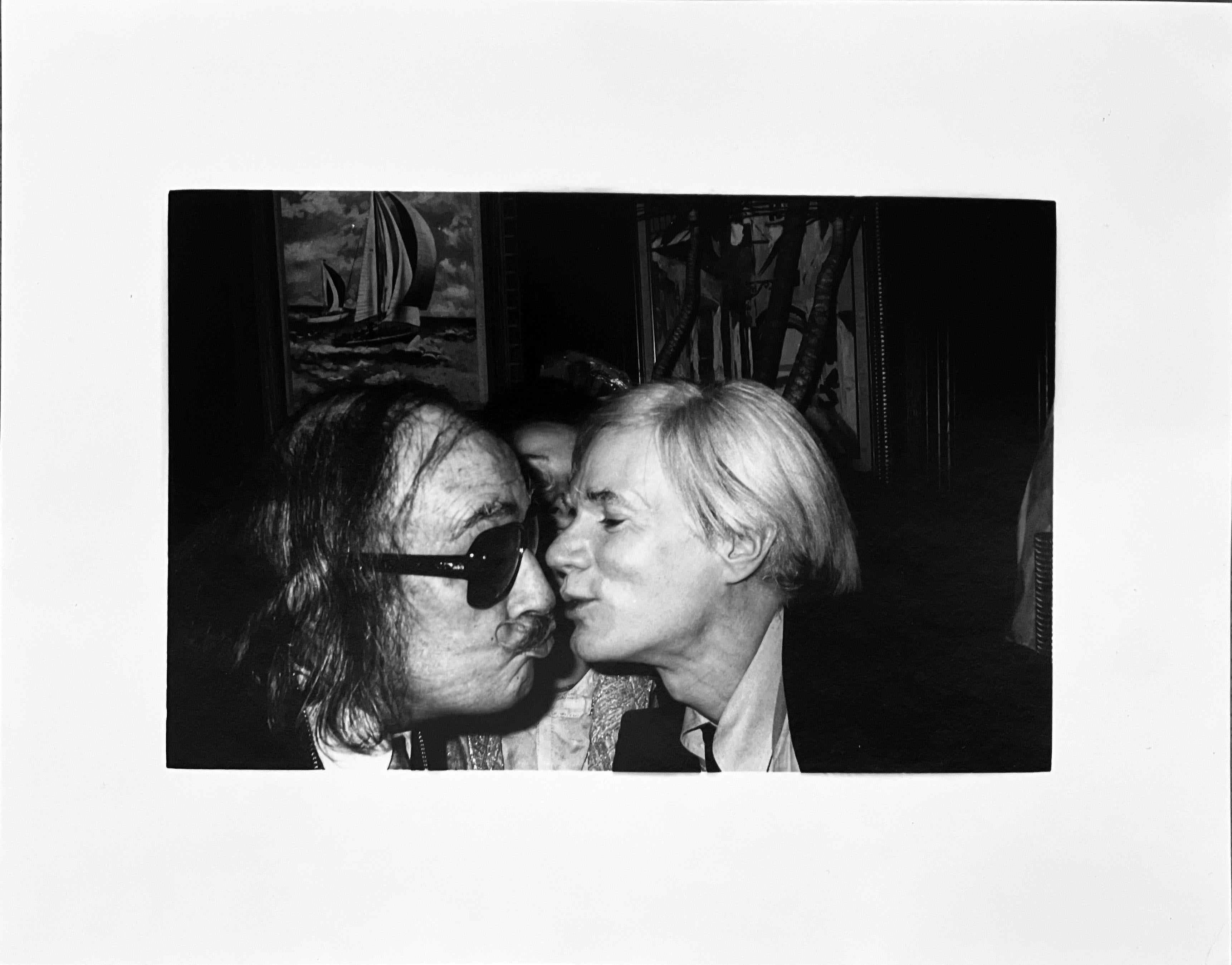 Andy Kissing Dali, Schwarz-Weiß-Fotografieporträt berühmter Künstler – Photograph von Christopher Makos