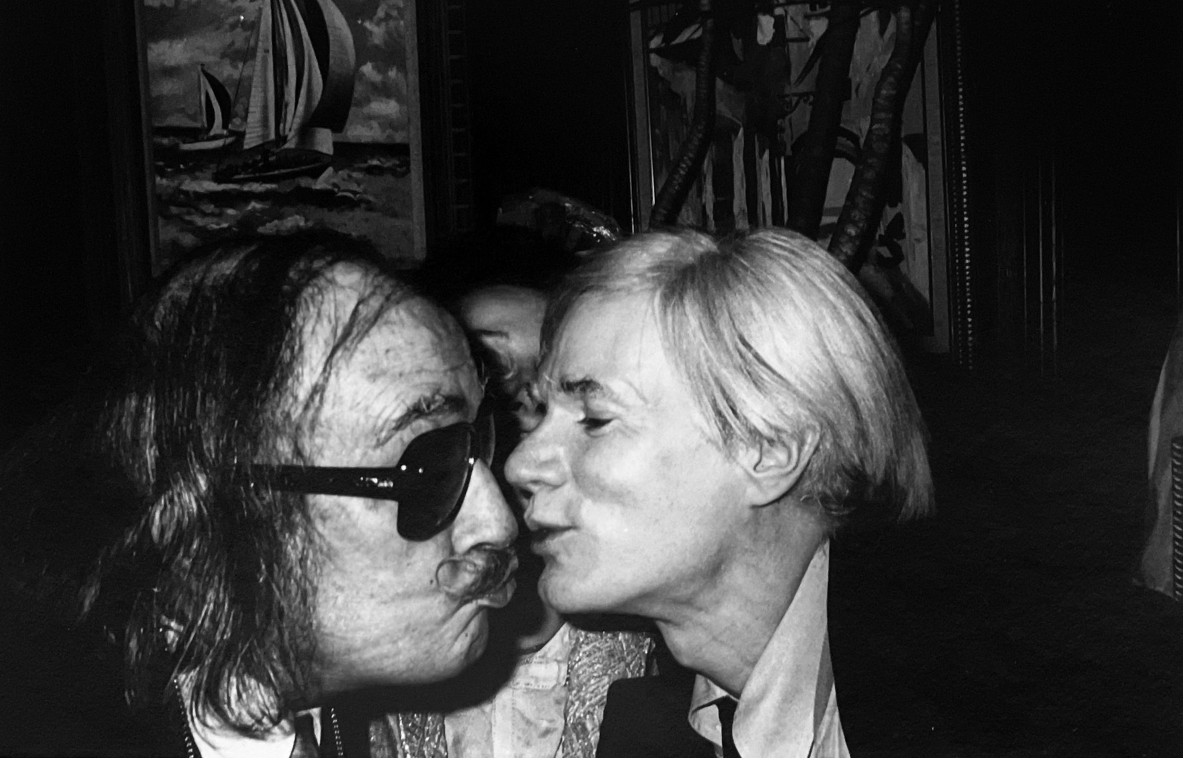 Andy Kissing Dali, Schwarz-Weiß-Fotografieporträt berühmter Künstler (Zeitgenössisch), Photograph, von Christopher Makos