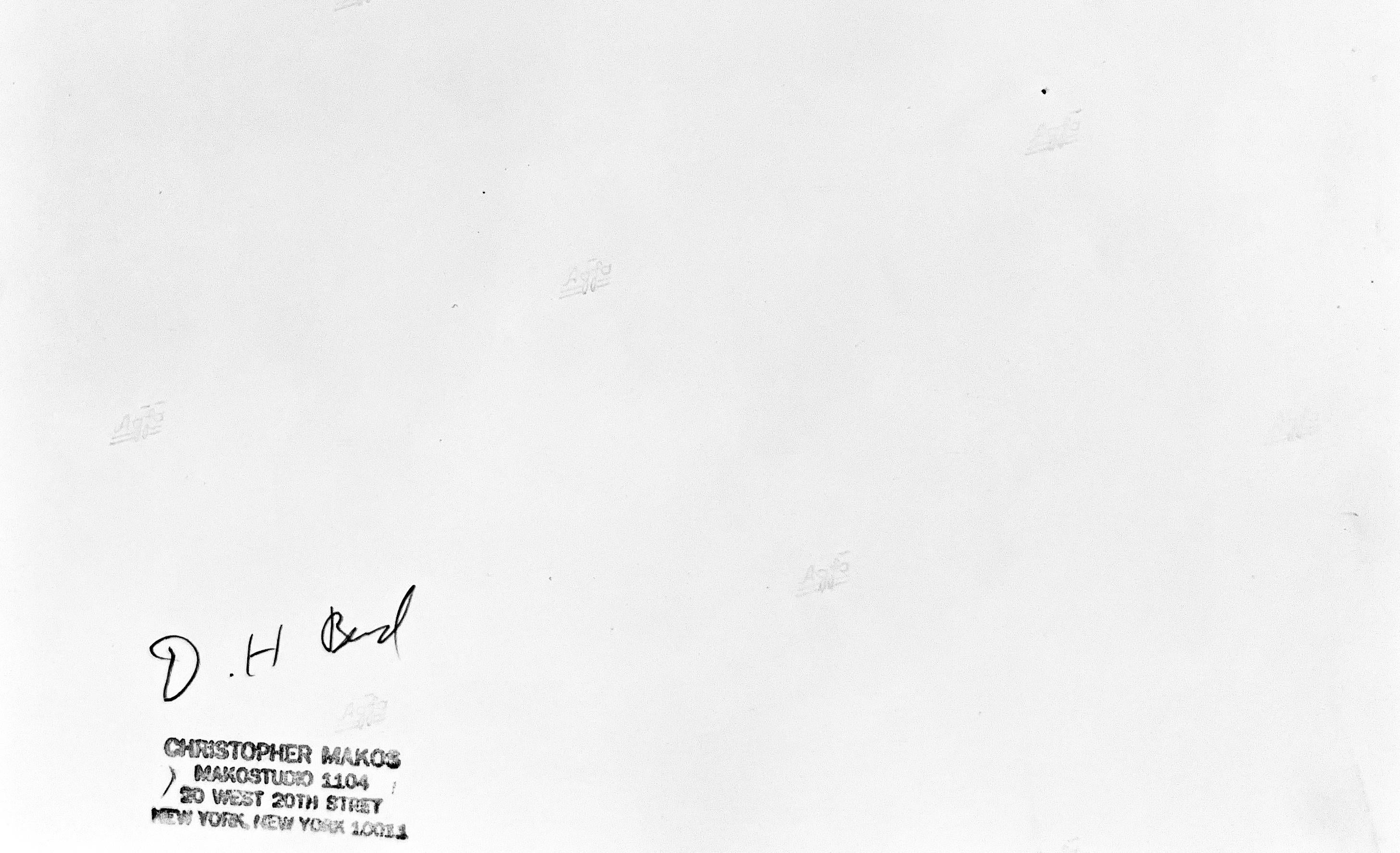 Andy Kissing Dali, Schwarz-Weiß-Fotografieporträt berühmter Künstler (Grau), Black and White Photograph, von Christopher Makos