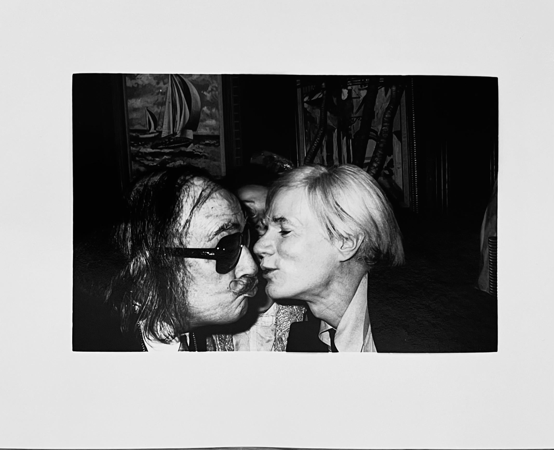 Christopher Makos Black and White Photograph – Andy Kissing Dali, Schwarz-Weiß-Fotografieporträt berühmter Künstler
