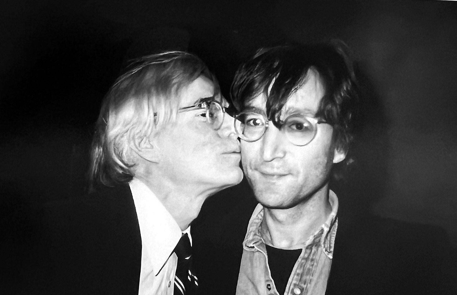 Andy Kissing John Lennon, Schwarz-Weiß-Fotografie berühmter Künstler – Photograph von Christopher Makos
