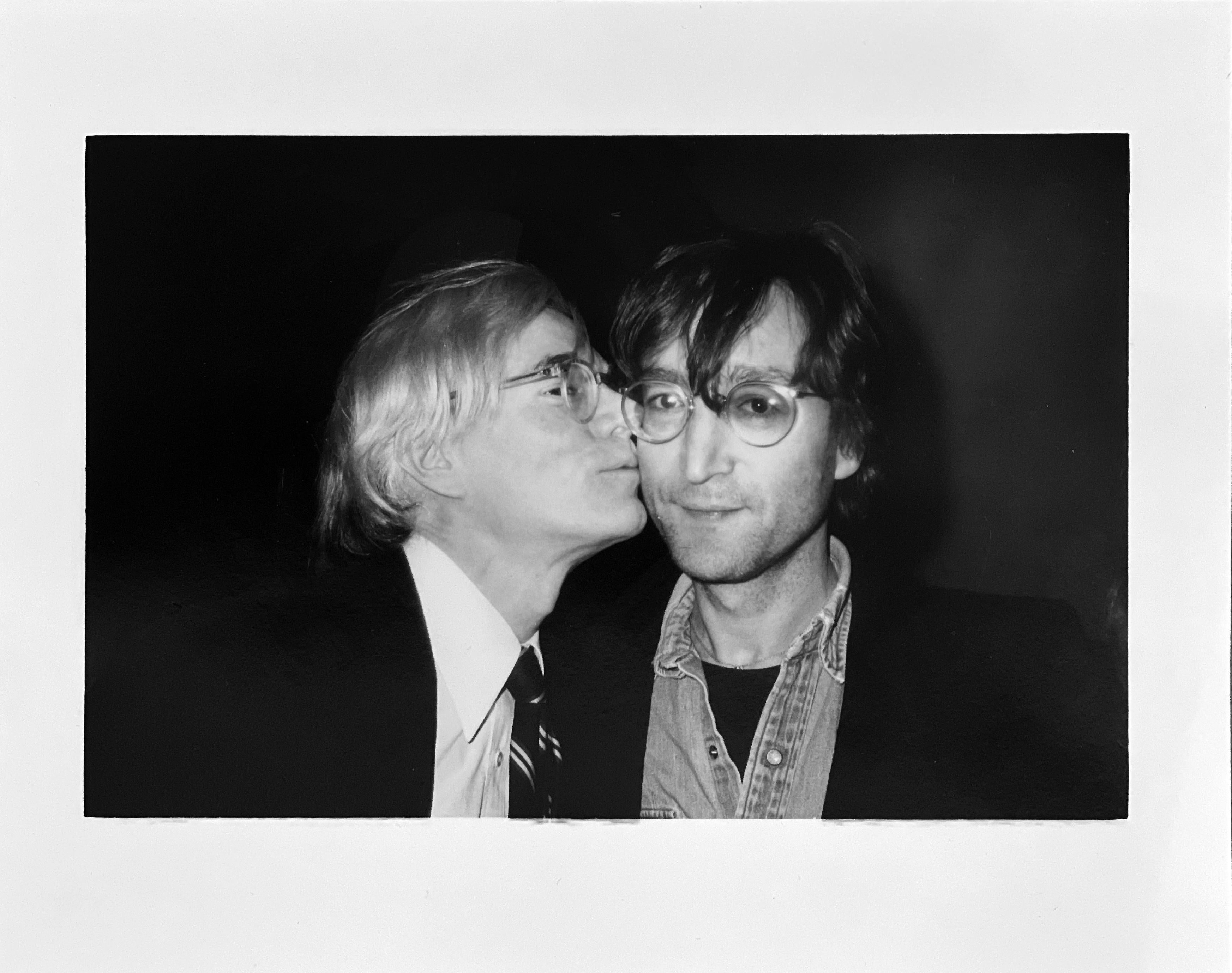 Christopher Makos Black and White Photograph – Andy Kissing John Lennon, Schwarz-Weiß-Fotografie berühmter Künstler