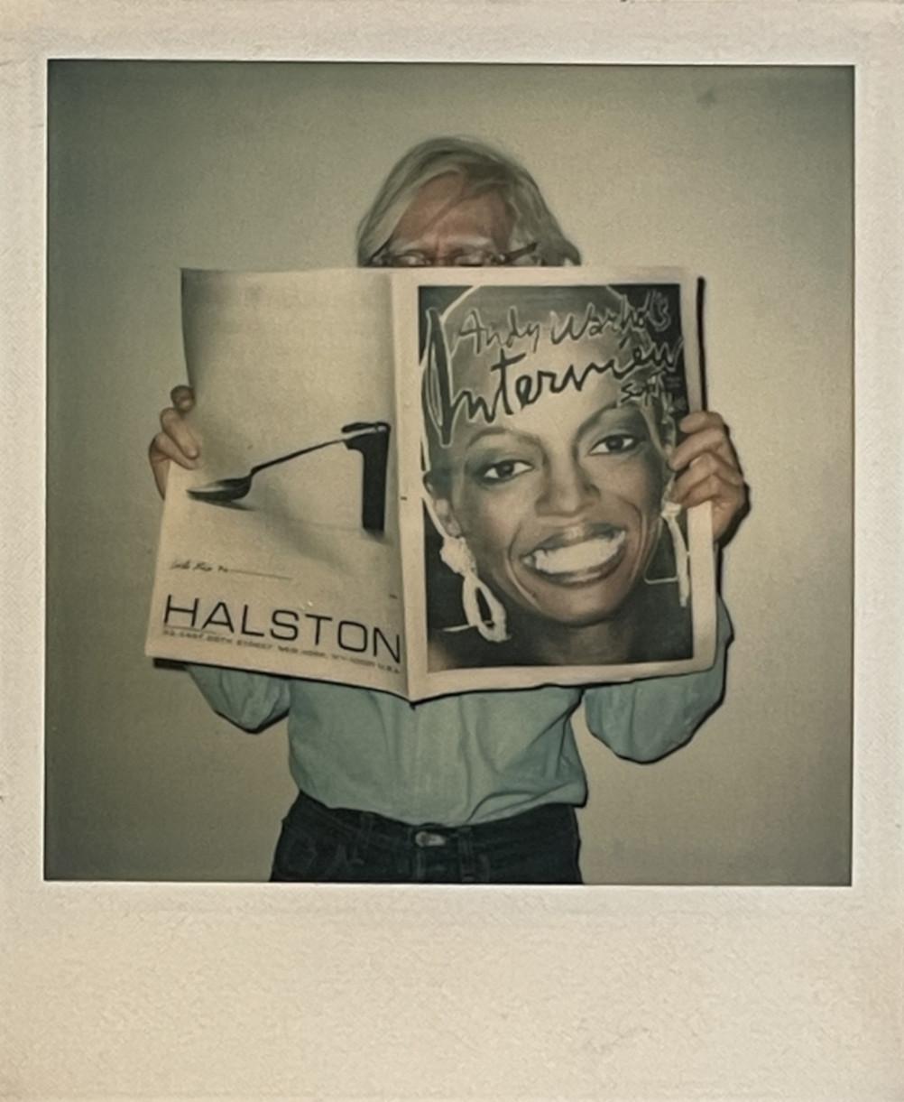 Andy Warhol, cinéaste, artiste, éditeur, philosophe - Marron Portrait Photograph par Christopher Makos
