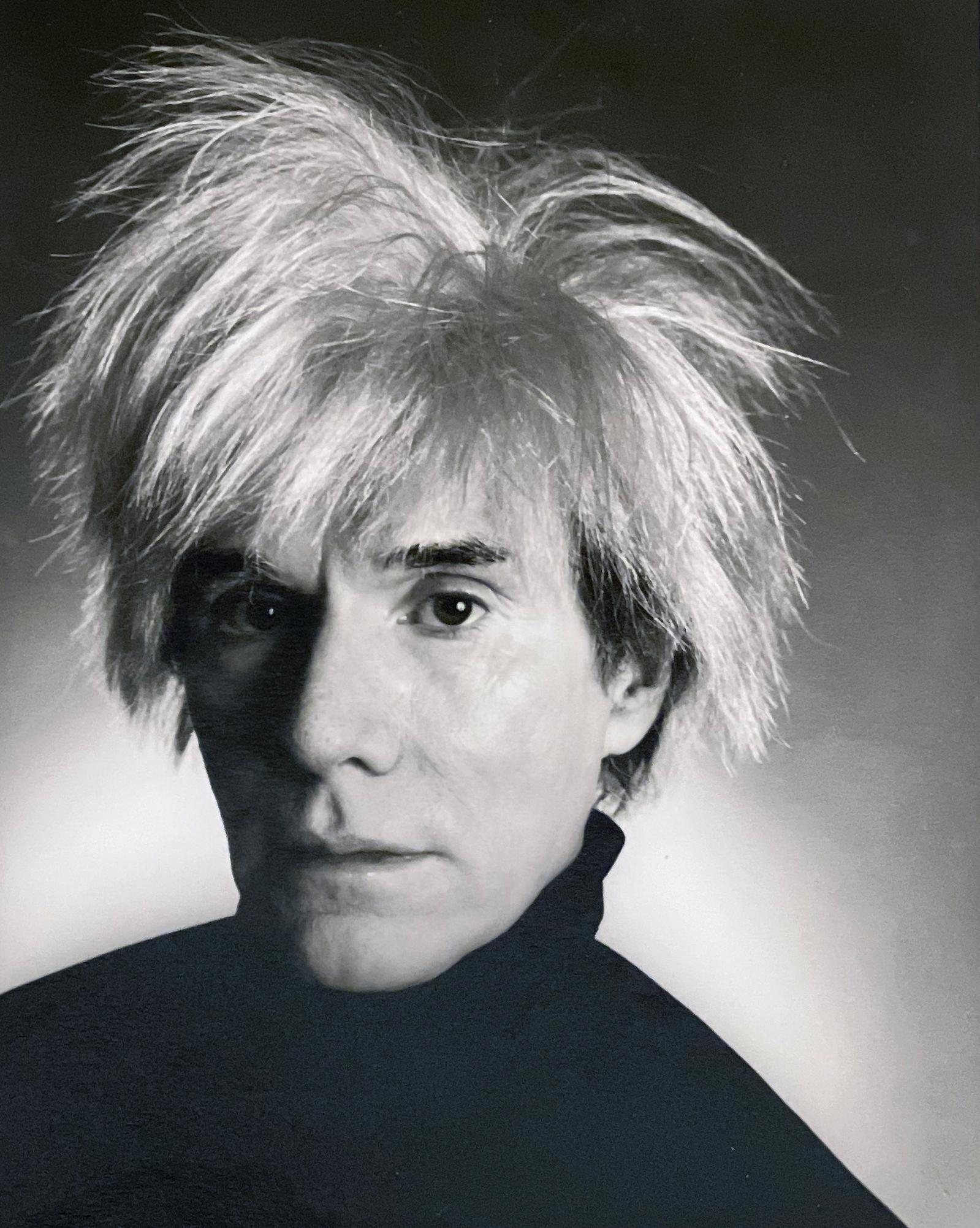 Andy Warhol Porträt, Schwarz-Weiß-Fotografie eines Celebrity-Künstlers – Photograph von Christopher Makos