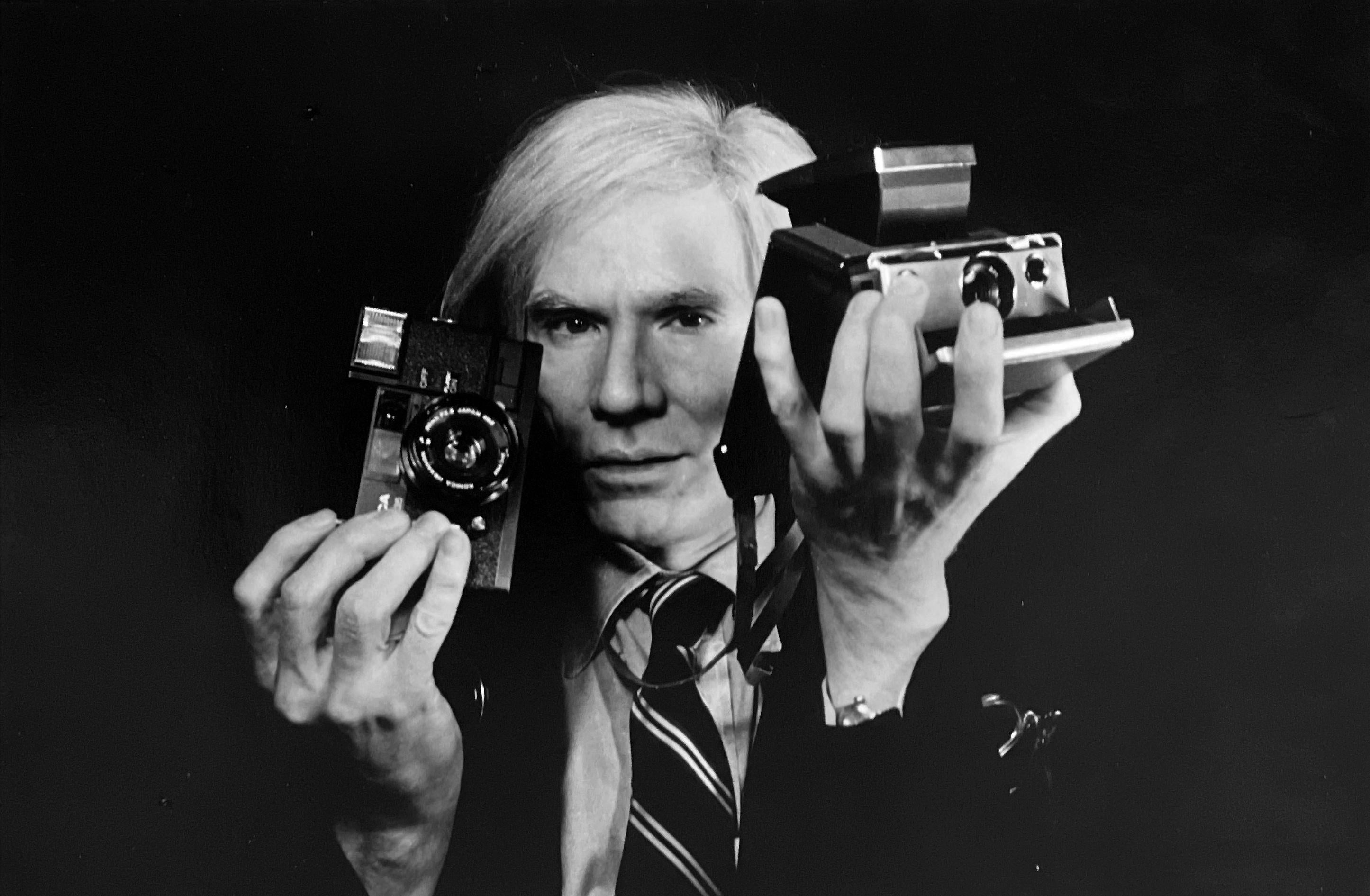 Andy Warhol mit Kameras, Schwarz-Weiß-Fotografie von Celebrity Artist – Photograph von Christopher Makos