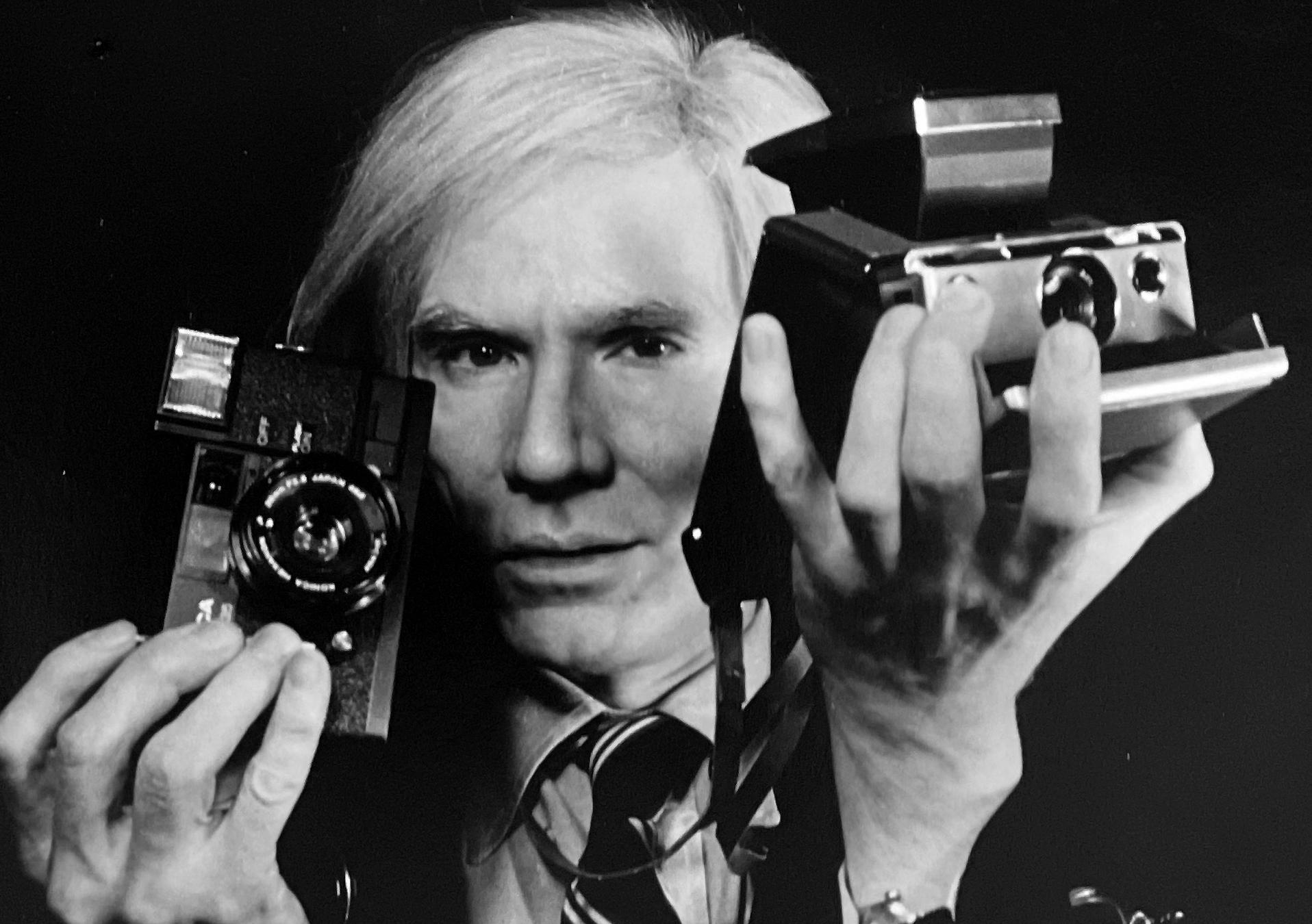 Andy Warhol mit Kameras, Schwarz-Weiß-Fotografie von Celebrity Artist (Zeitgenössisch), Photograph, von Christopher Makos
