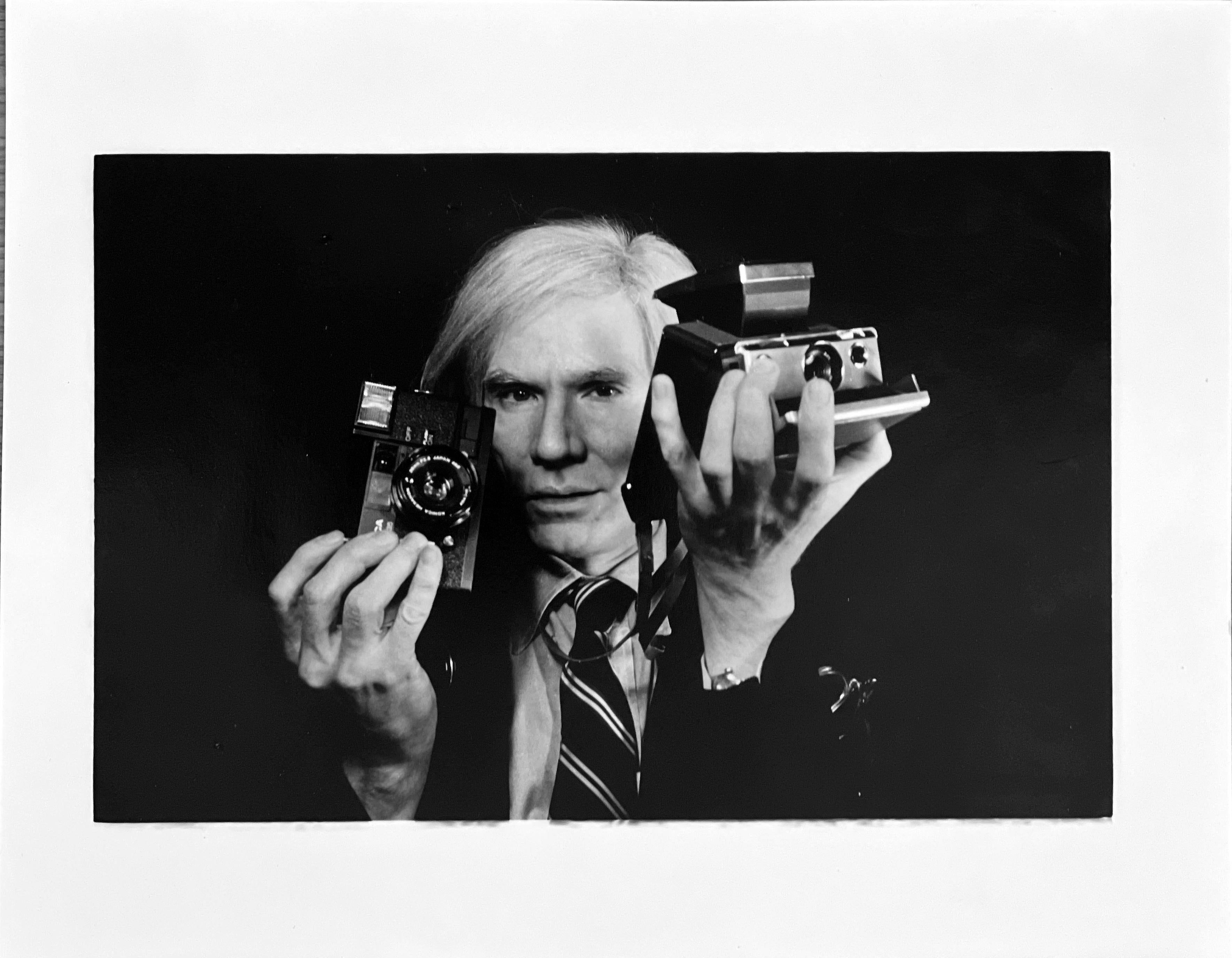 Christopher Makos Black and White Photograph – Andy Warhol mit Kameras, Schwarz-Weiß-Fotografie von Celebrity Artist