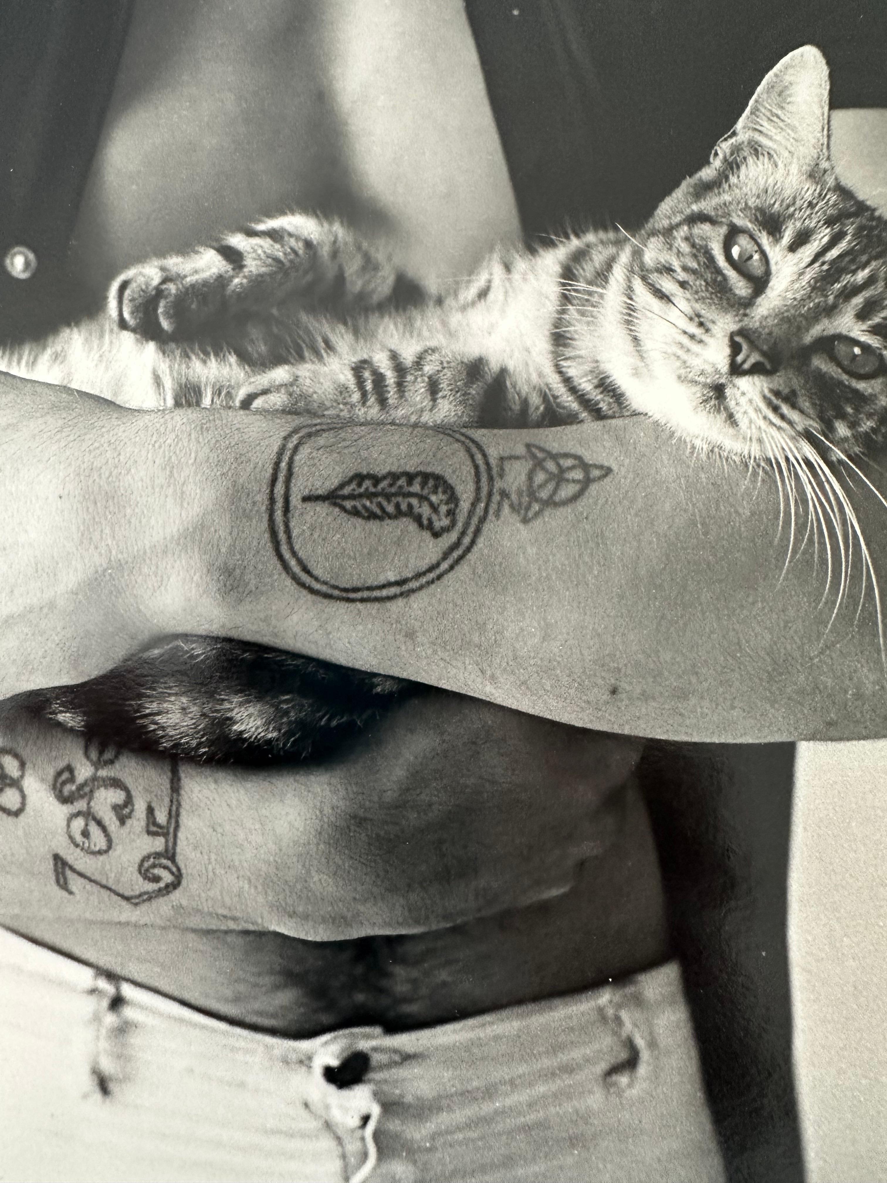 Mann mit Katze – Photograph von Christopher Makos