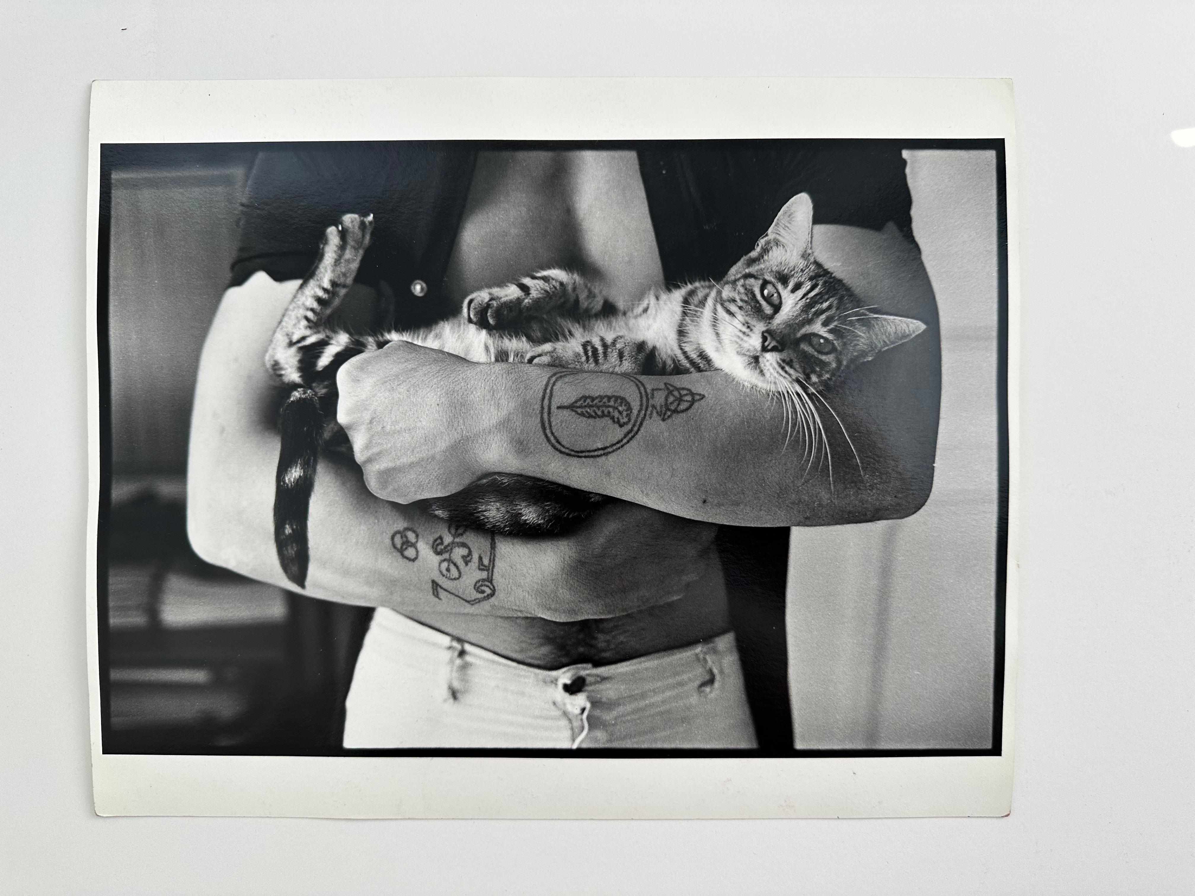 Mann mit Katze (Amerikanische Moderne), Photograph, von Christopher Makos