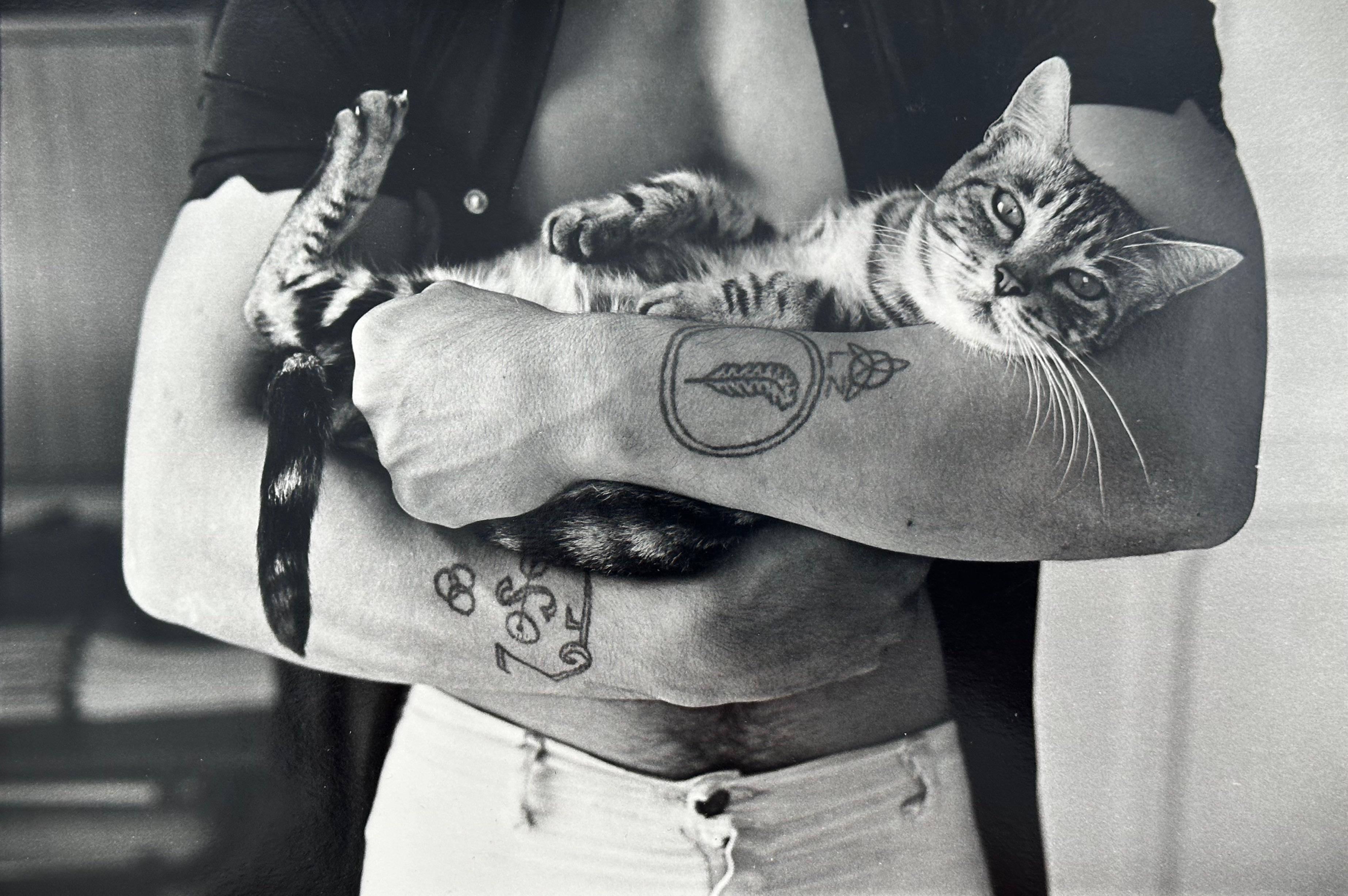 Black and White Photograph Christopher Makos - Homme avec chat
