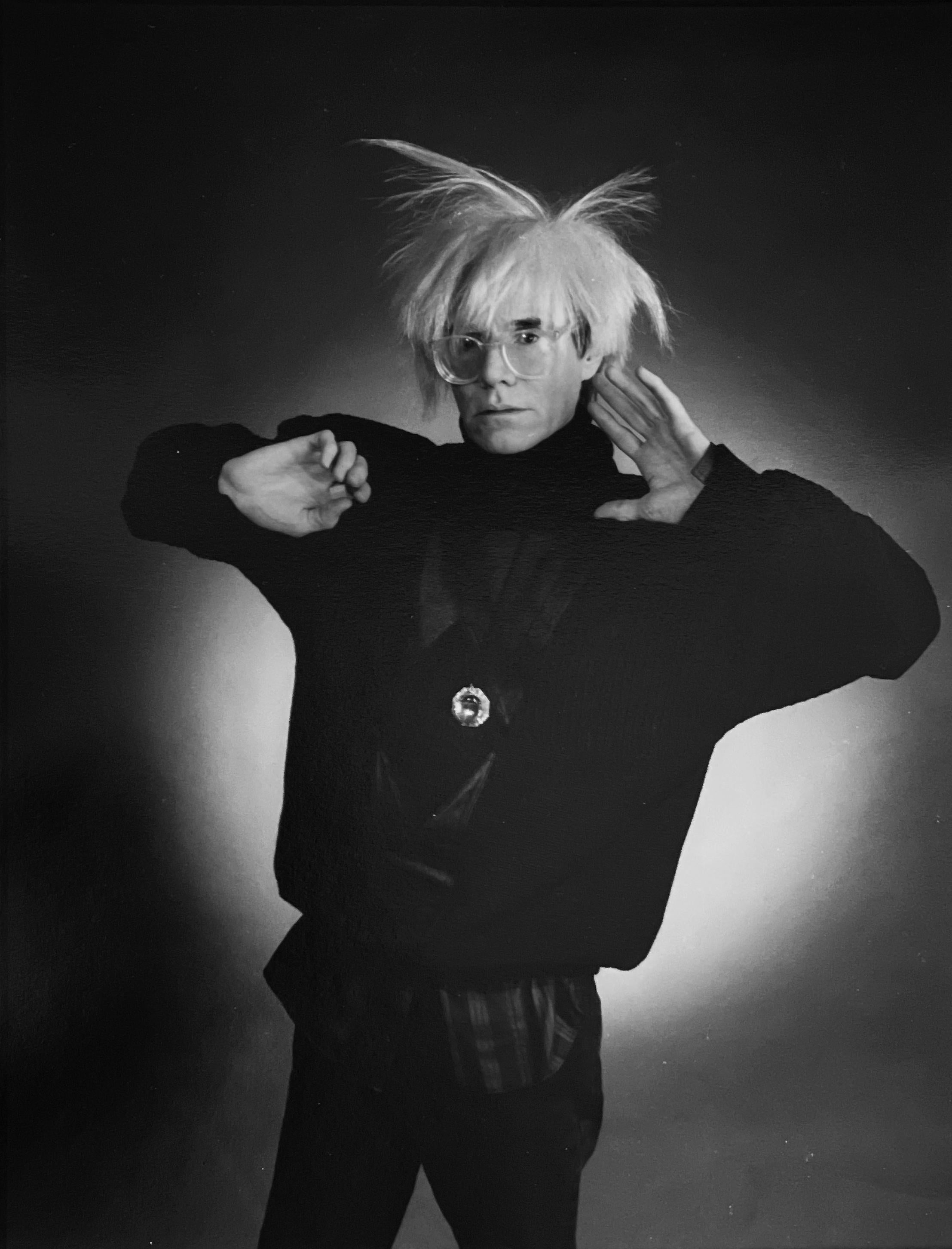Porträt von Andy Warhol, Schwarz-Weiß-Fotografie des Celebrity Artist – Photograph von Christopher Makos